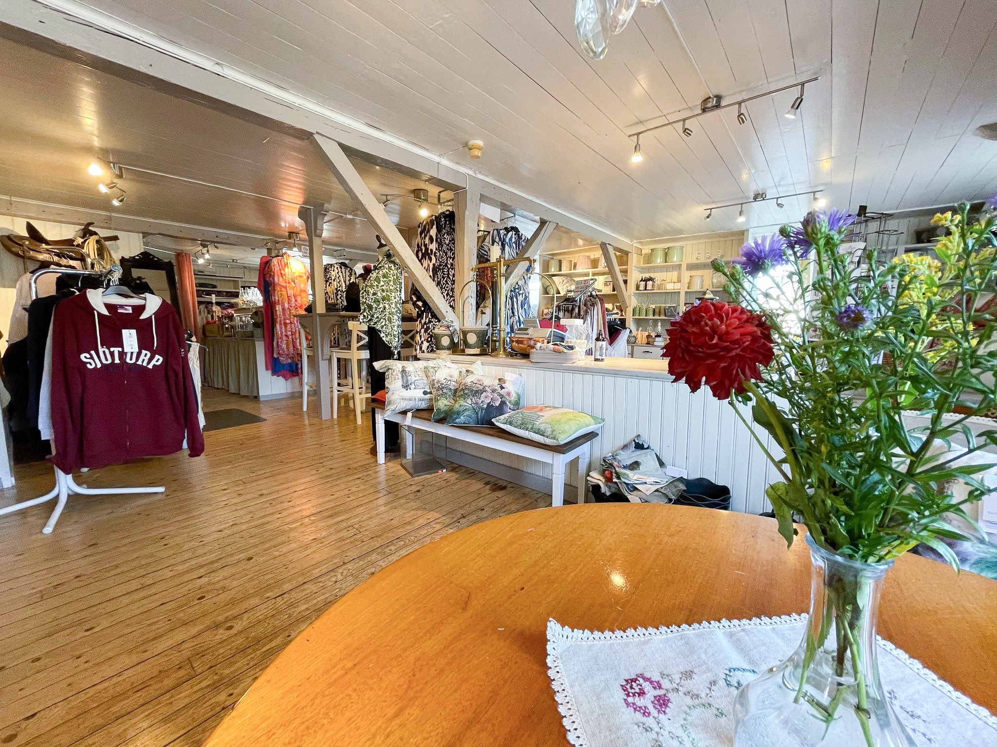 Gårdsbutik med kläder, inredning och presentartiklar.