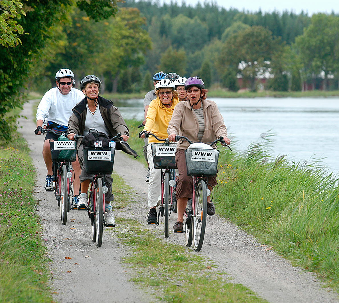 Cyklister längs Göta kanal.