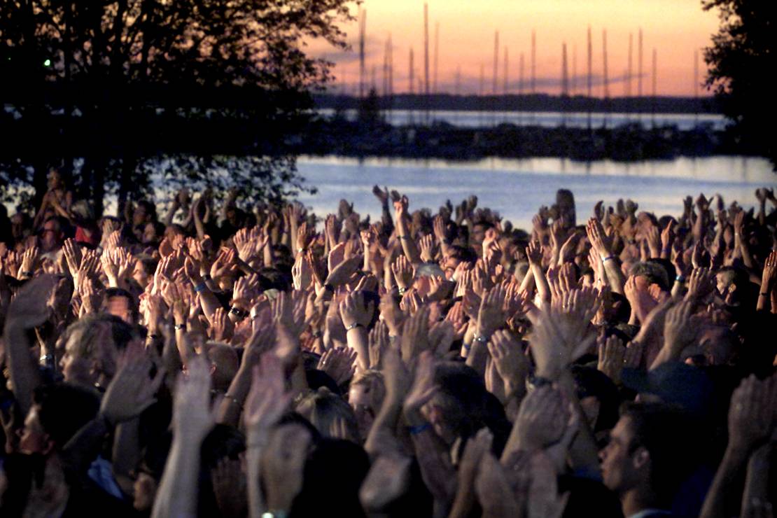 Publikhav med Vänern i bakgrunden.