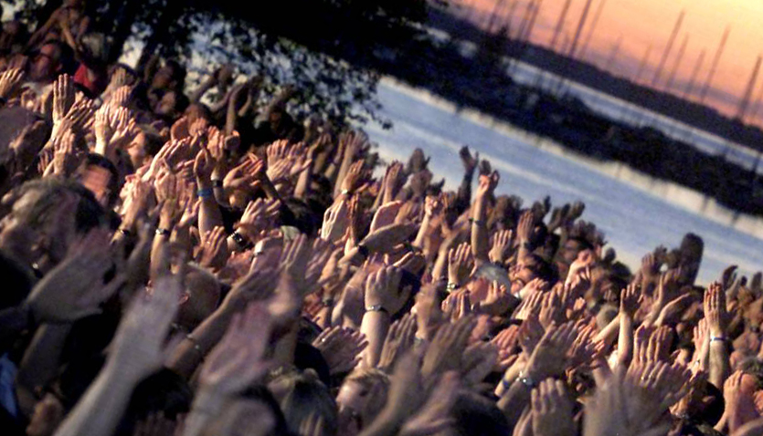 Publikhav med Vänern i bakgrunden.