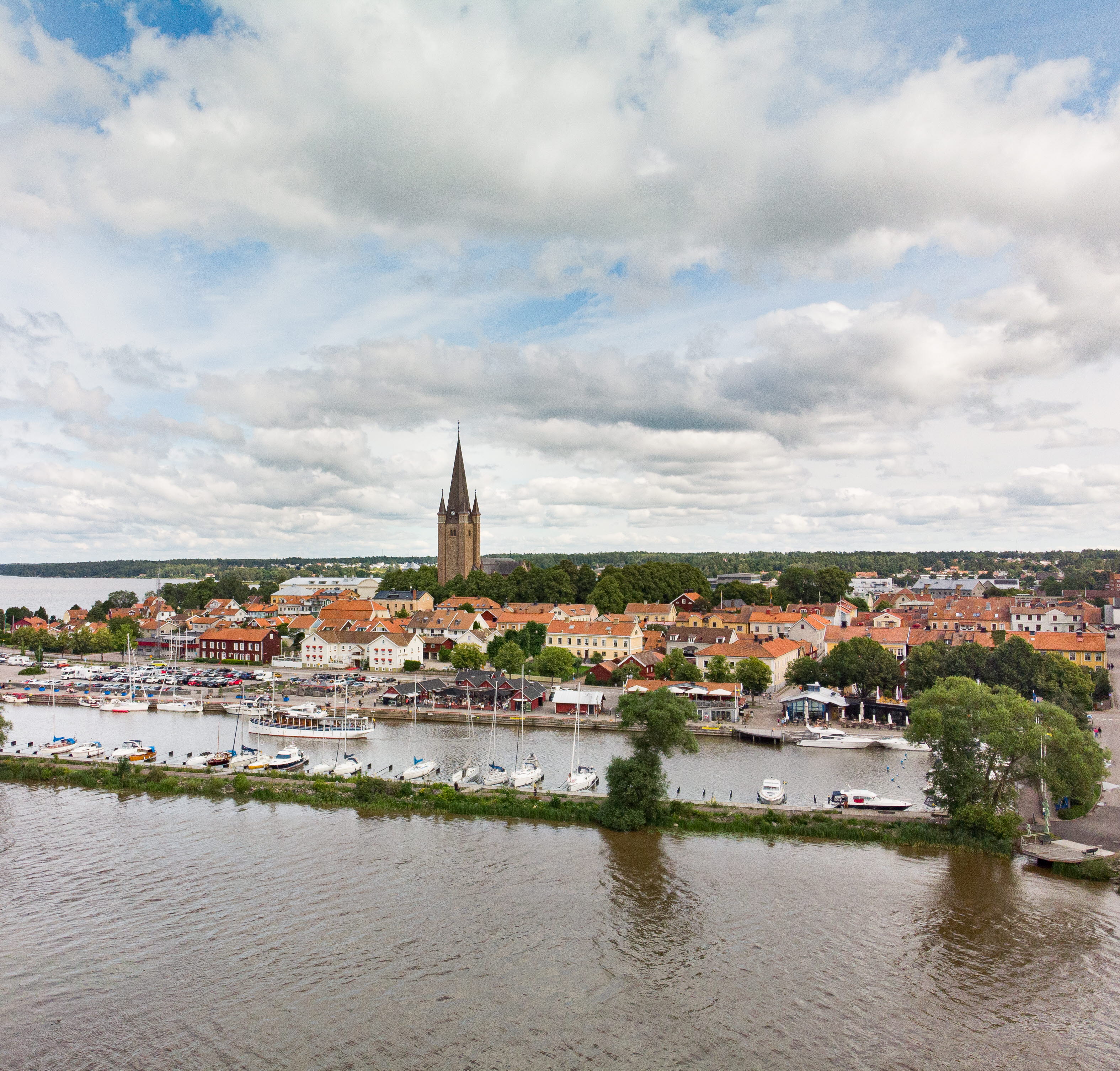 Flygfoto över Mariestads hamn med Gamla stan och domkyrkan i bakgrunden.