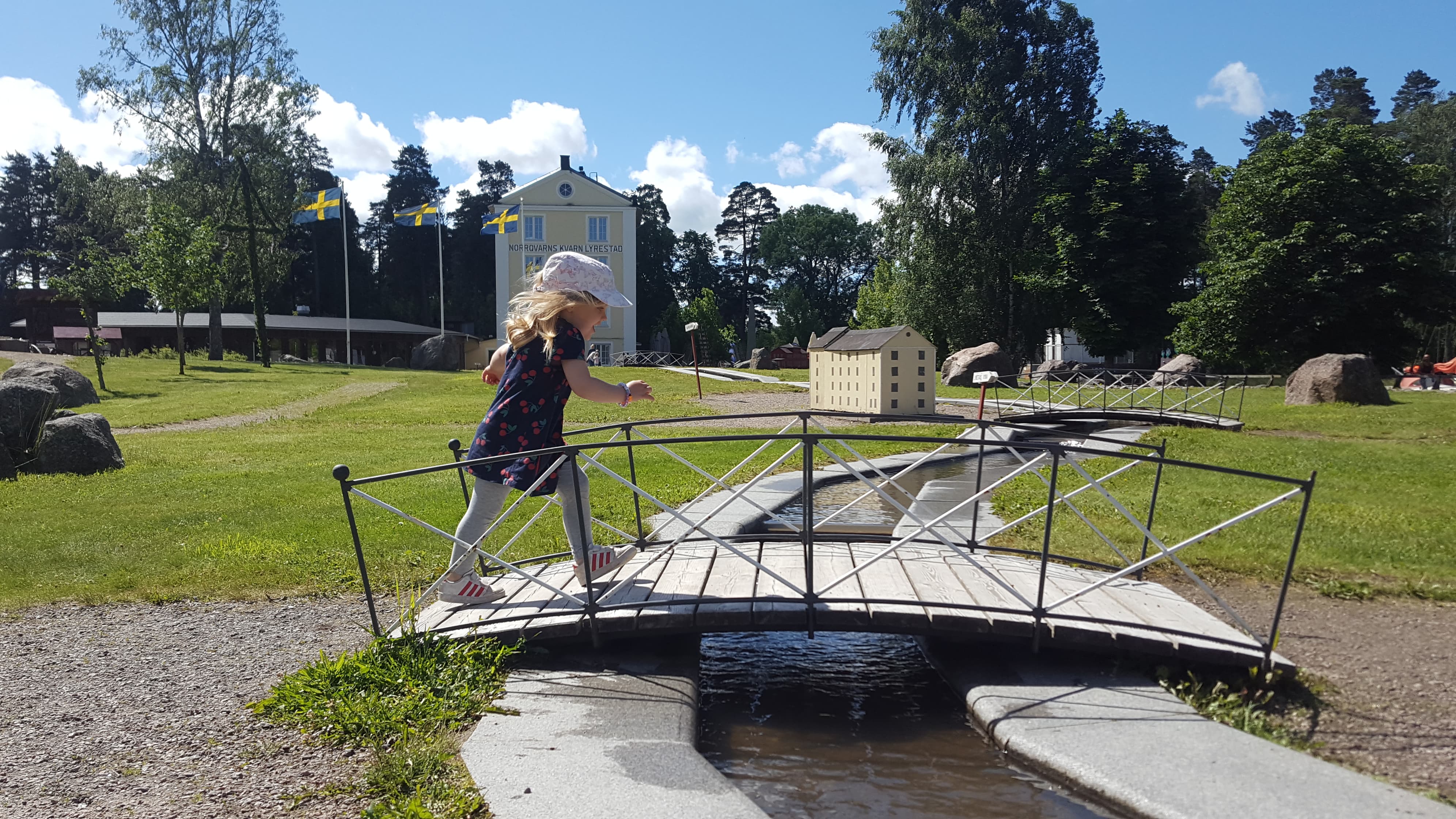 Flicka leker vid barnens minikanal i Norrqvarn, vid Göta kanal.