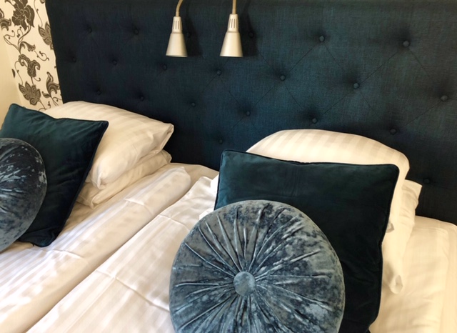 Dubbelsäng på Hotell Aqva i Mariestad.