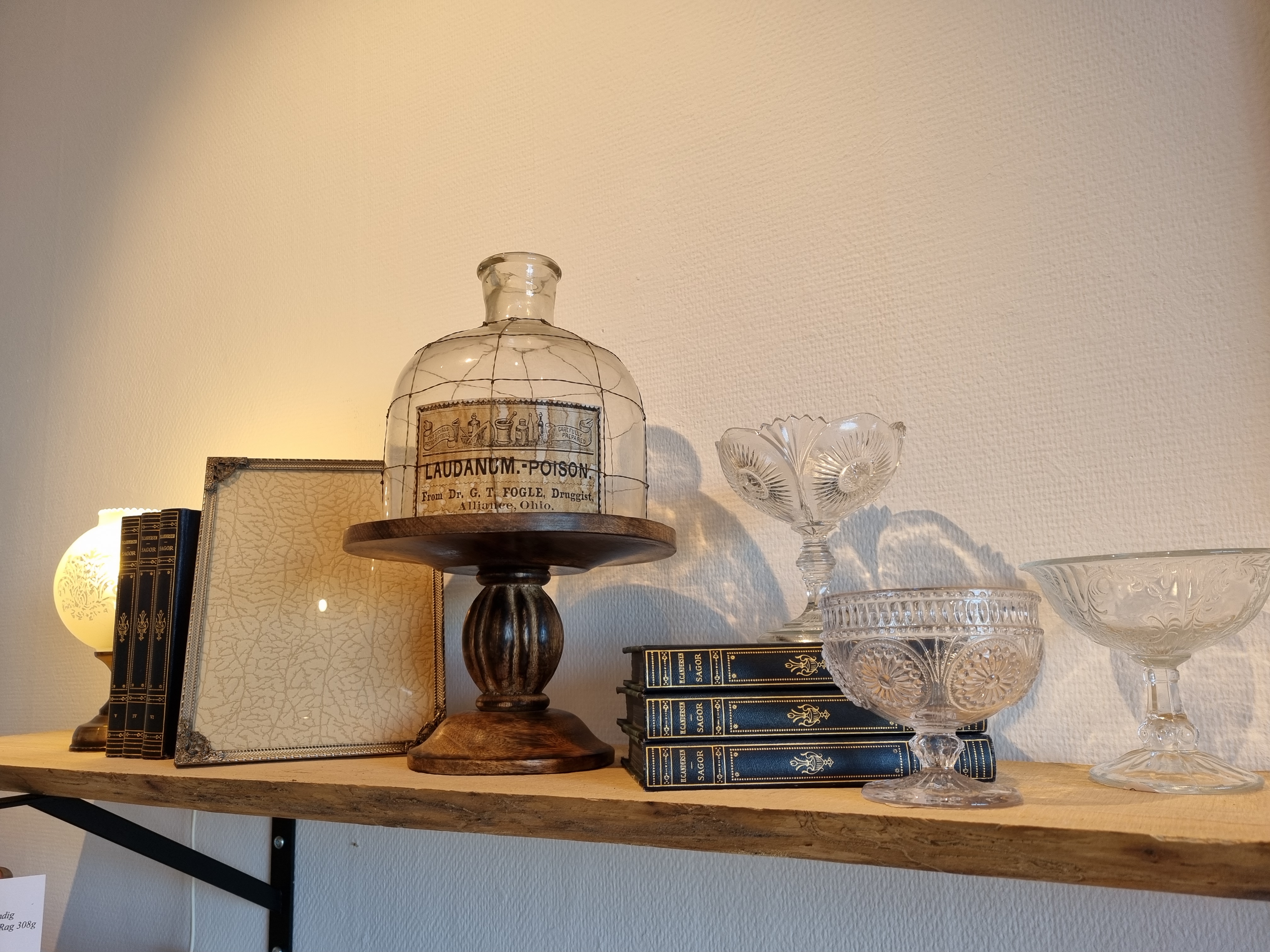 Vintageprylar uppställda på ett bord i butik.