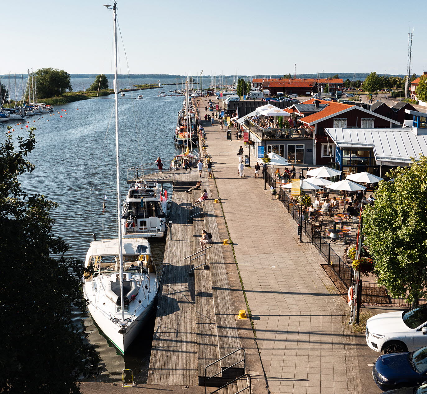 Flygfoto över Mariestads gästhamn med båtar och restauranger.