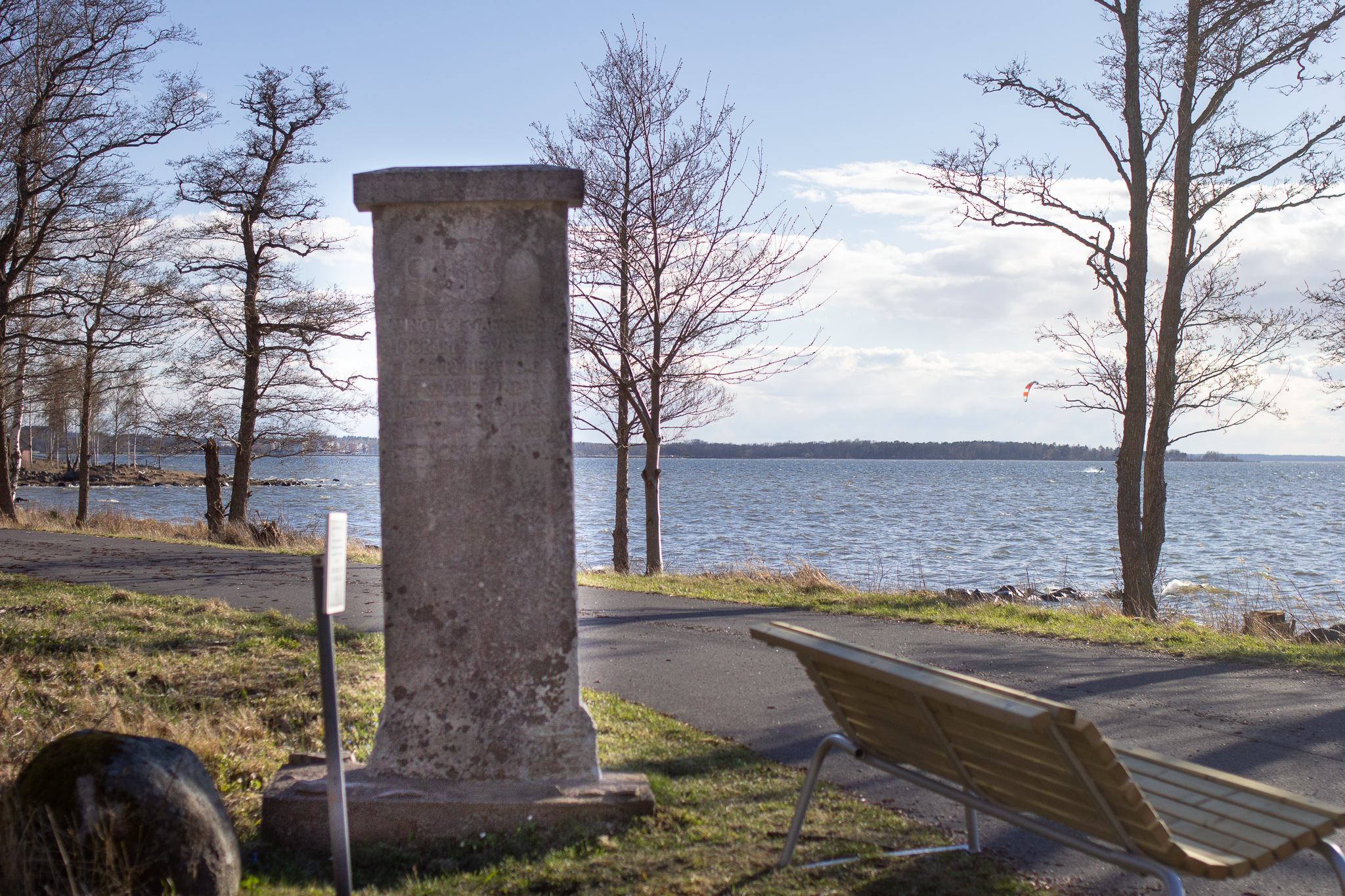 Gränssten vid Snapenvägen, Mariestad. Uppförd år 1593.