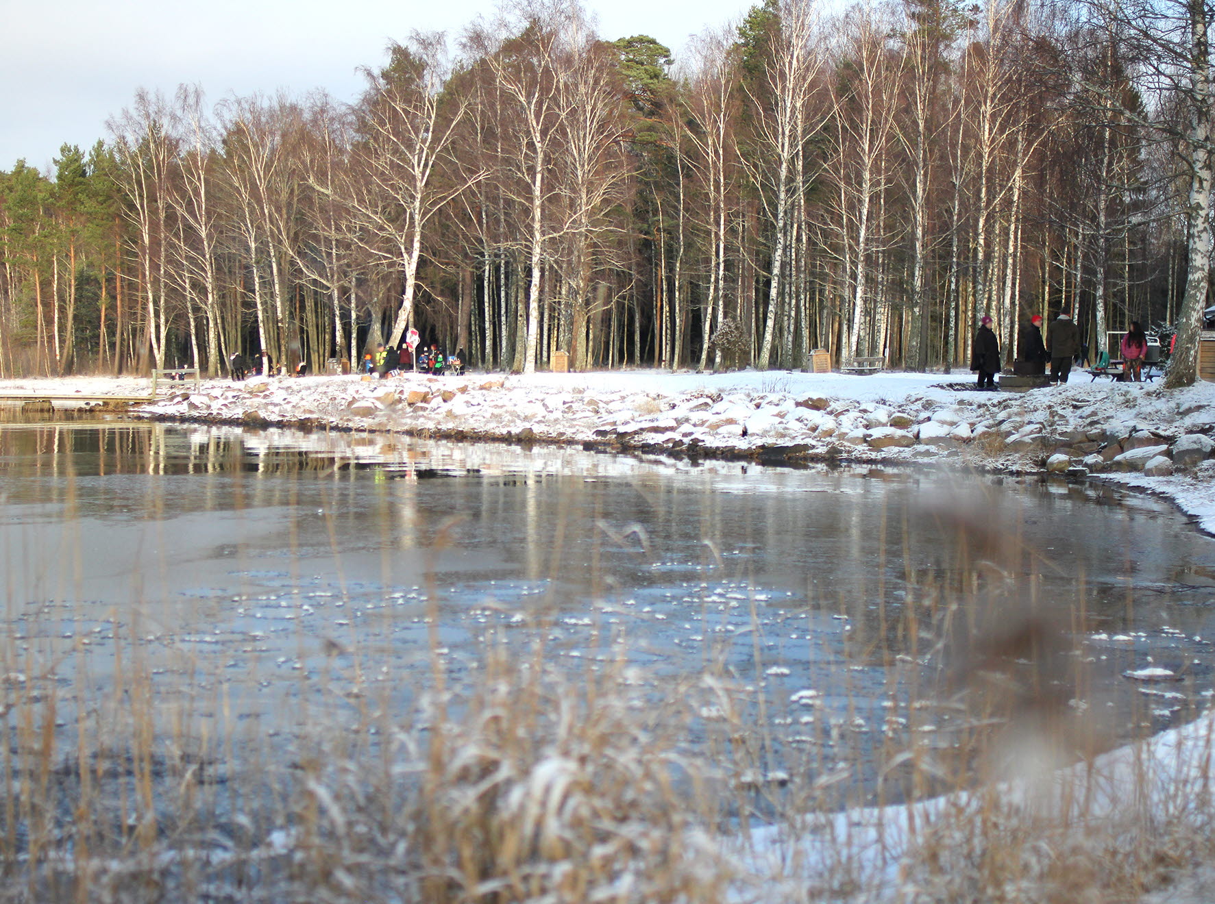 Människor vid en badstrand på vintern.