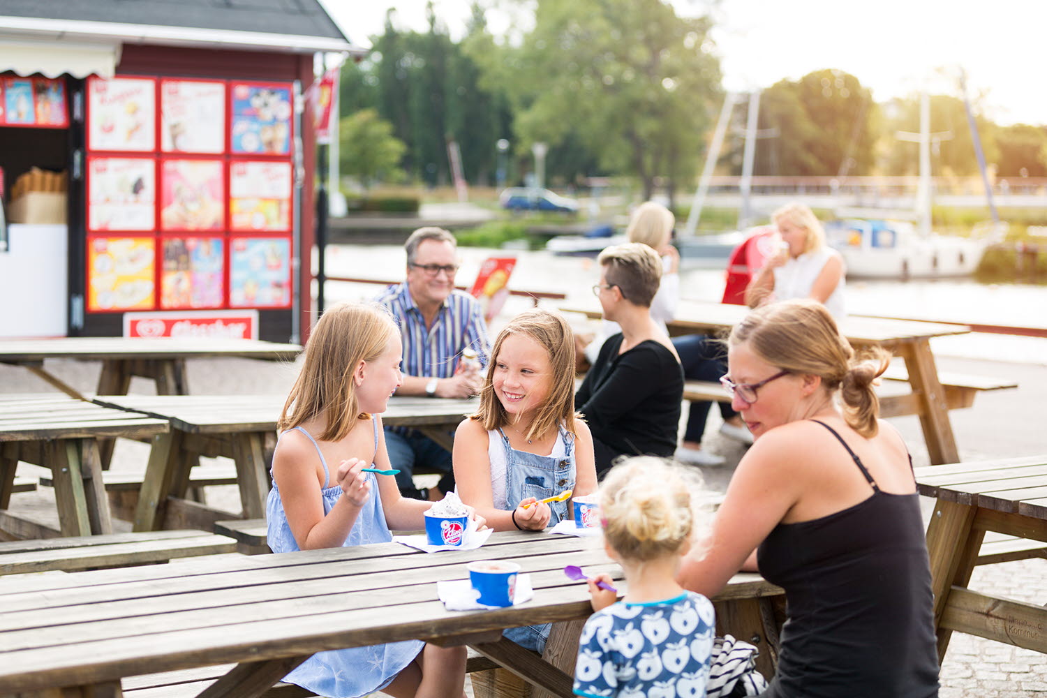 Gäster äter glass vid bodarna i Mariestads gästhamn.
