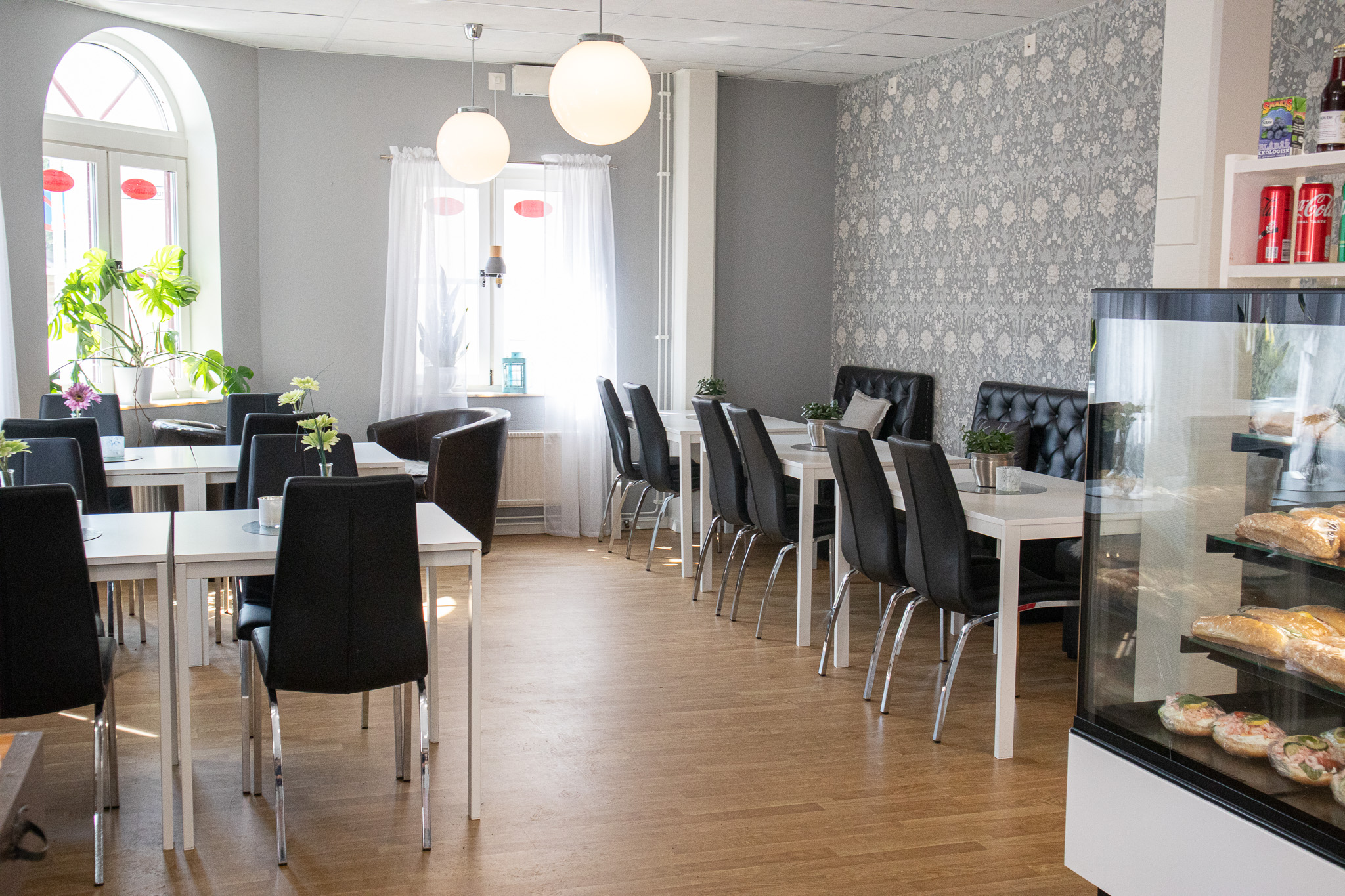 Bord och stolar inne på café Brödboden i Mariestad.
