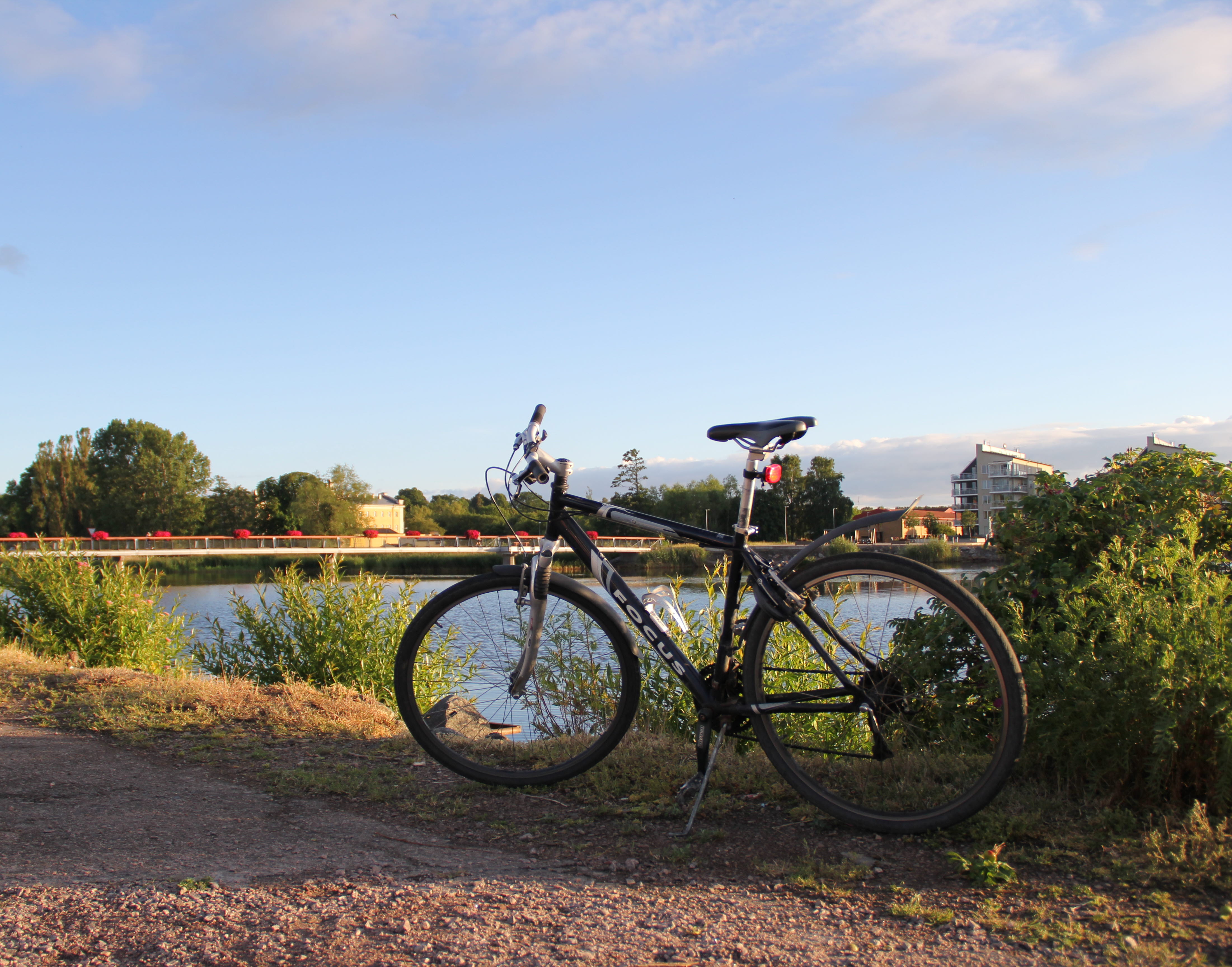 Cykel står still vid Tidan i Mariestad.