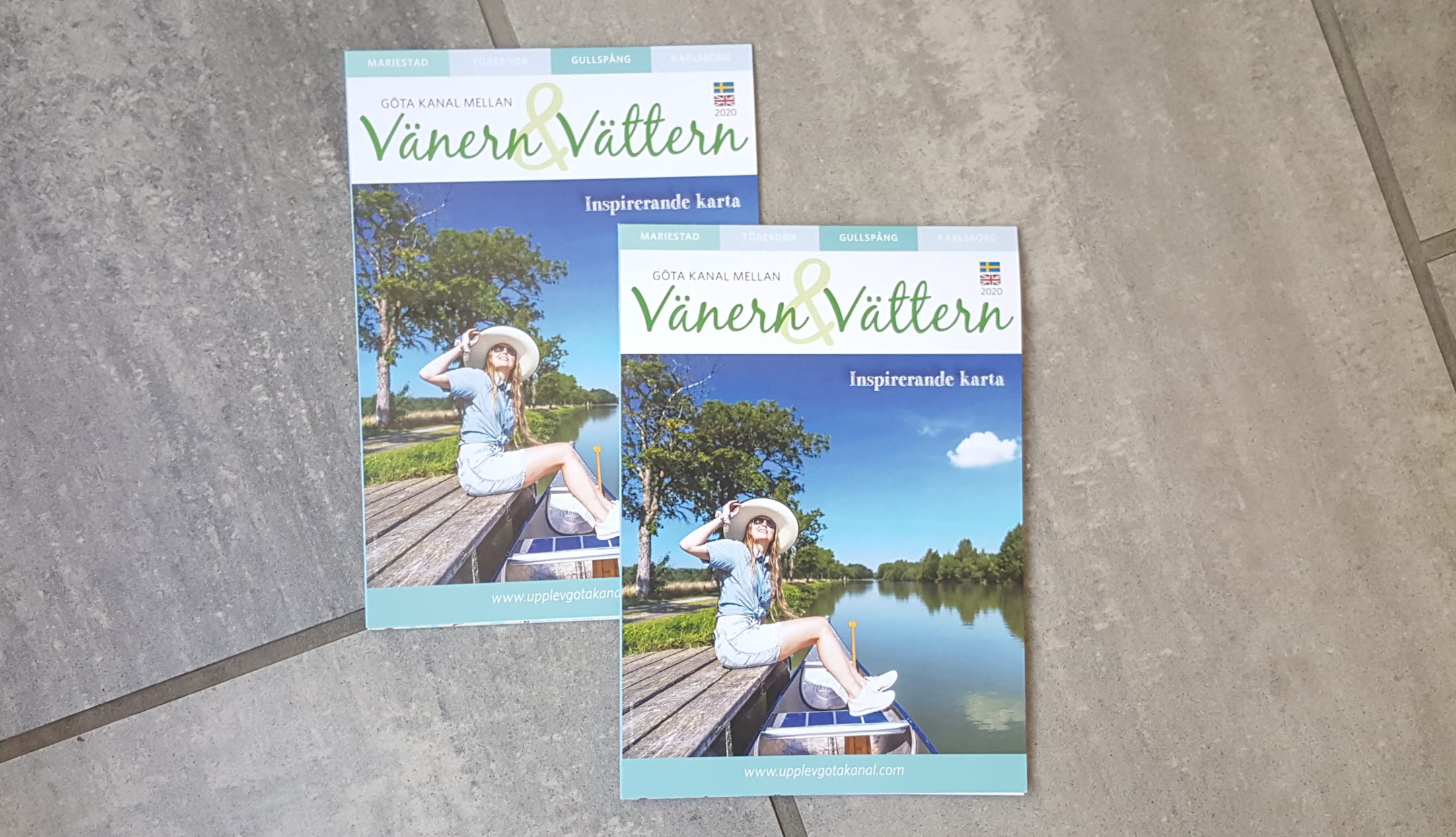 Bild på två stycken kartor Göta kanal mellan Vänern & Vättern på ett stengolv.