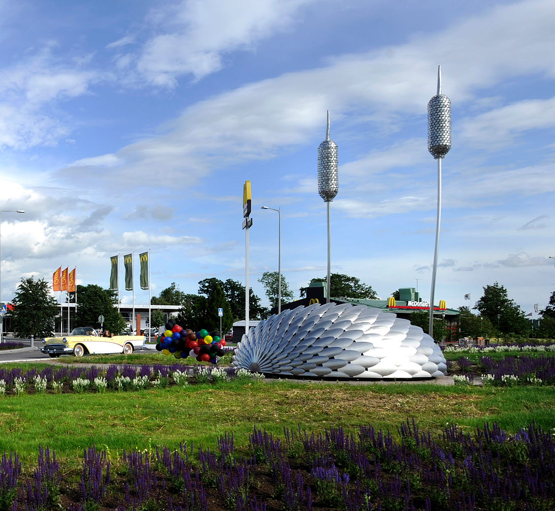 Bilar körande ut ur cirkulationsplats i Mariestad.