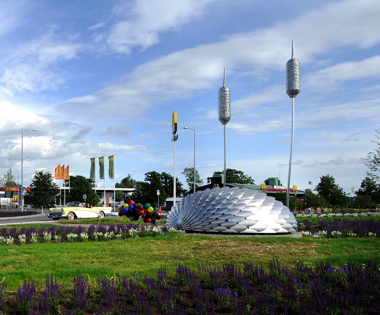 Bilar körande ut ur cirkulationsplats i Mariestad.