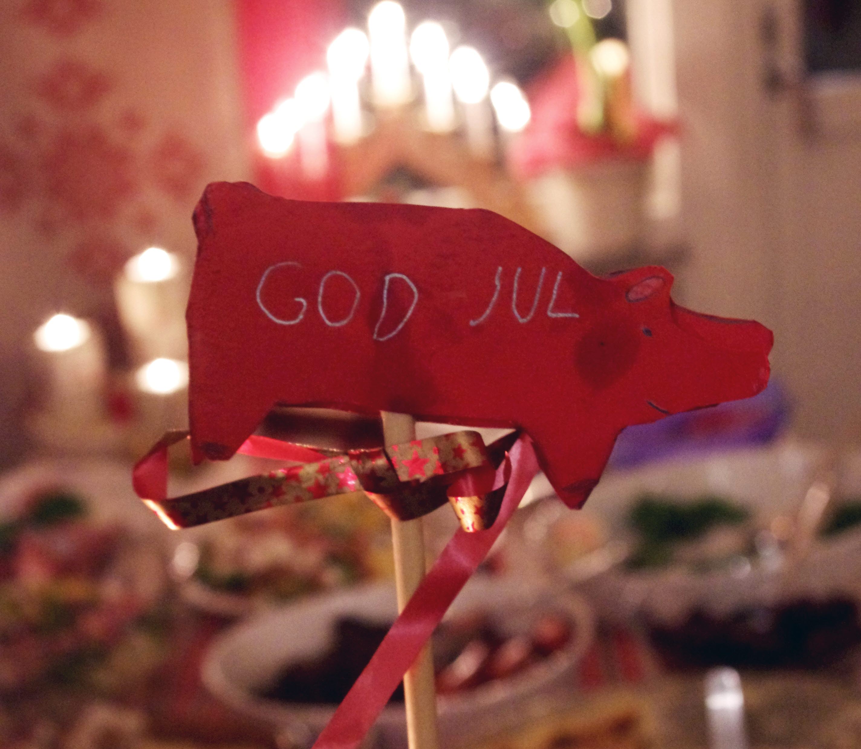 Röd skinkpinne på julbordet. 