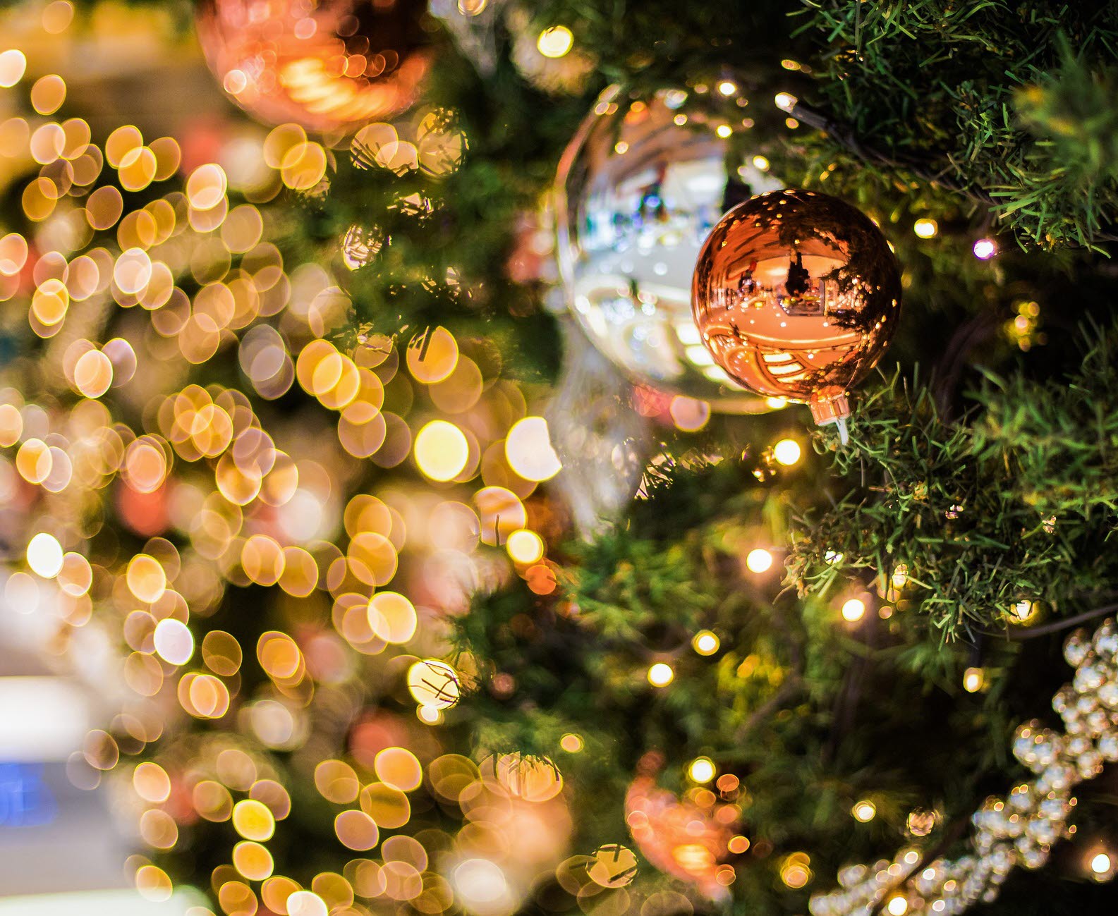 Närbild på julgranspynt.