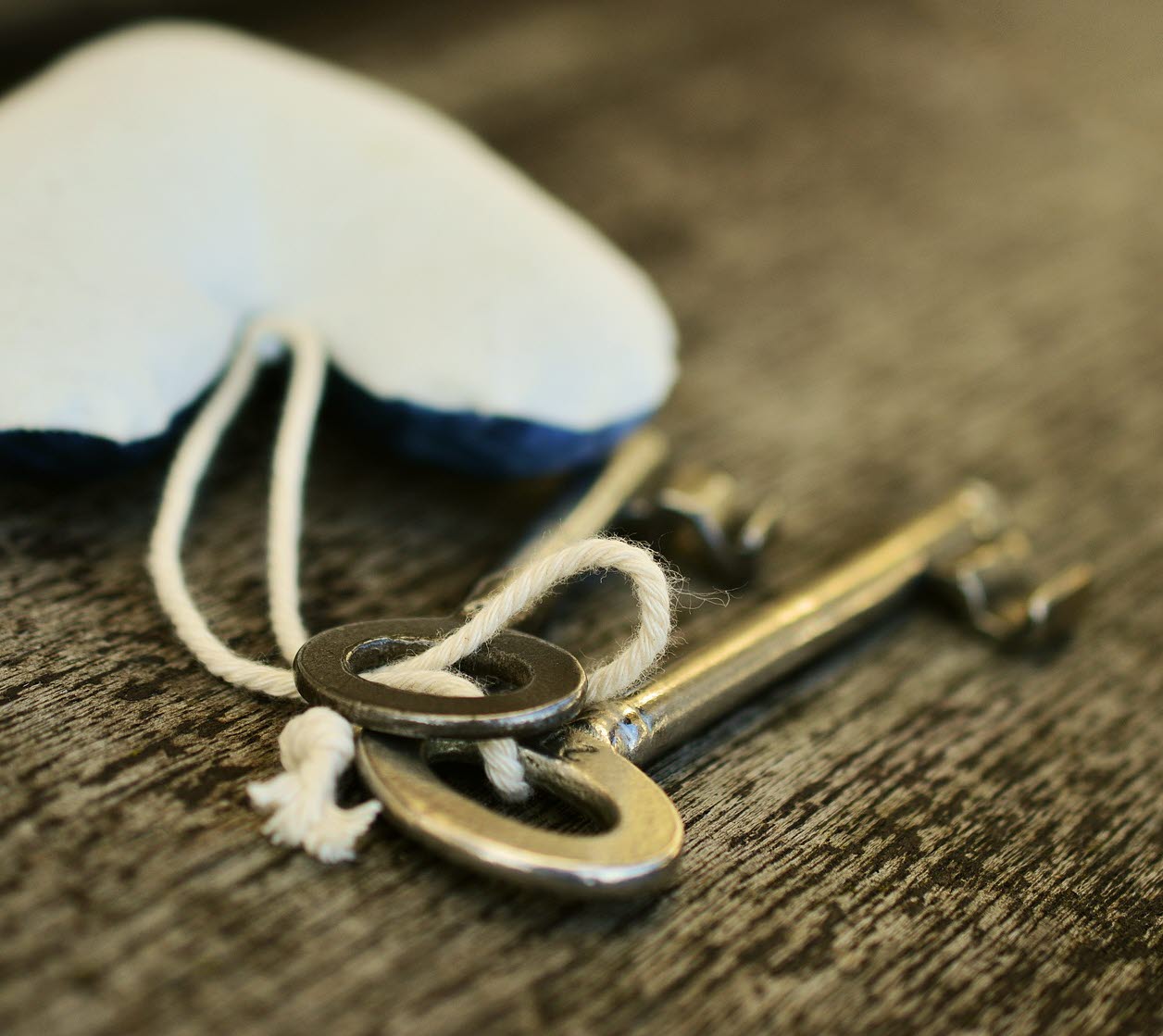 Två nycklar och en nyckelring i form av ett hjärta.