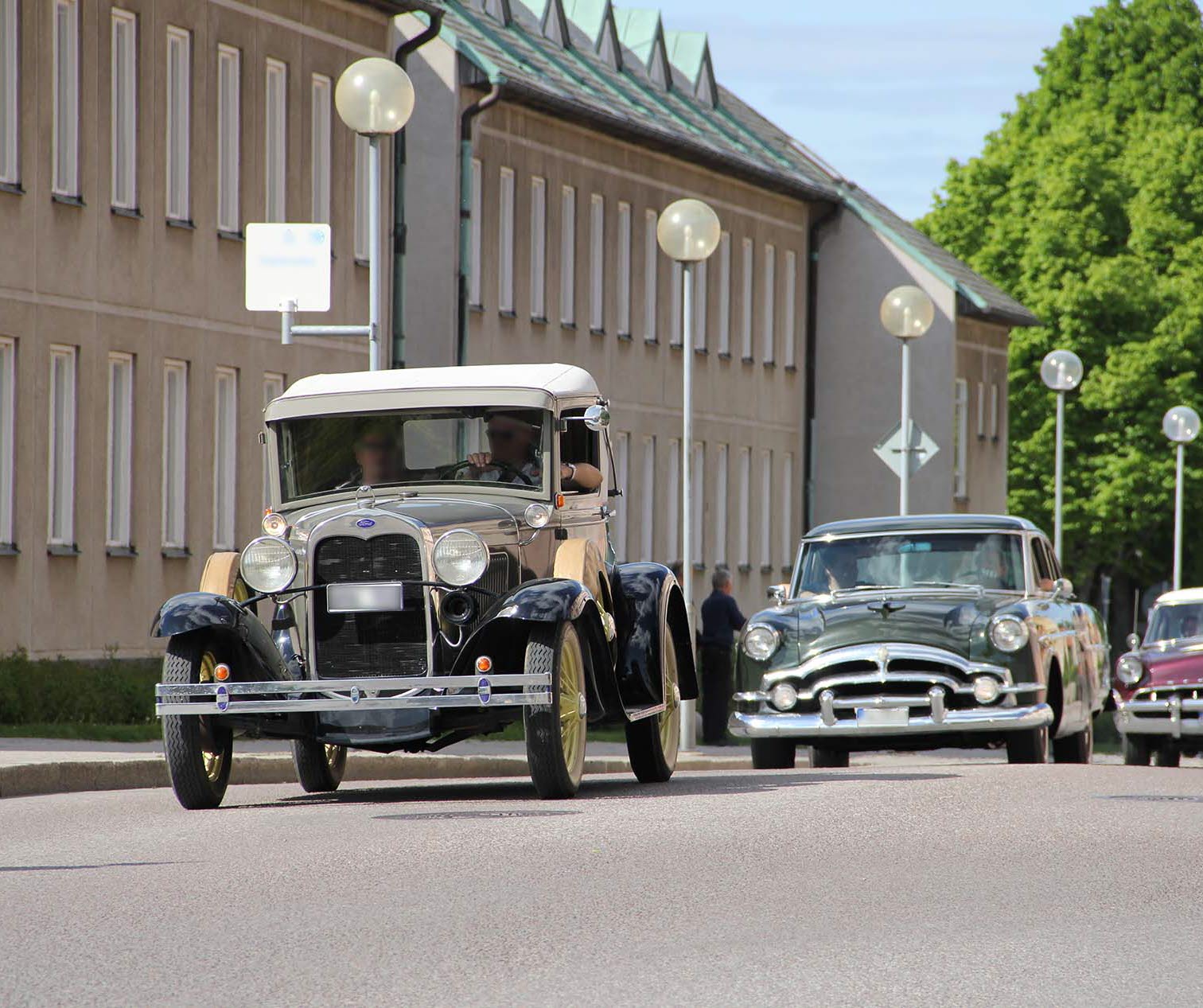 Klassiska veteranbilar på led genom Mariestad.