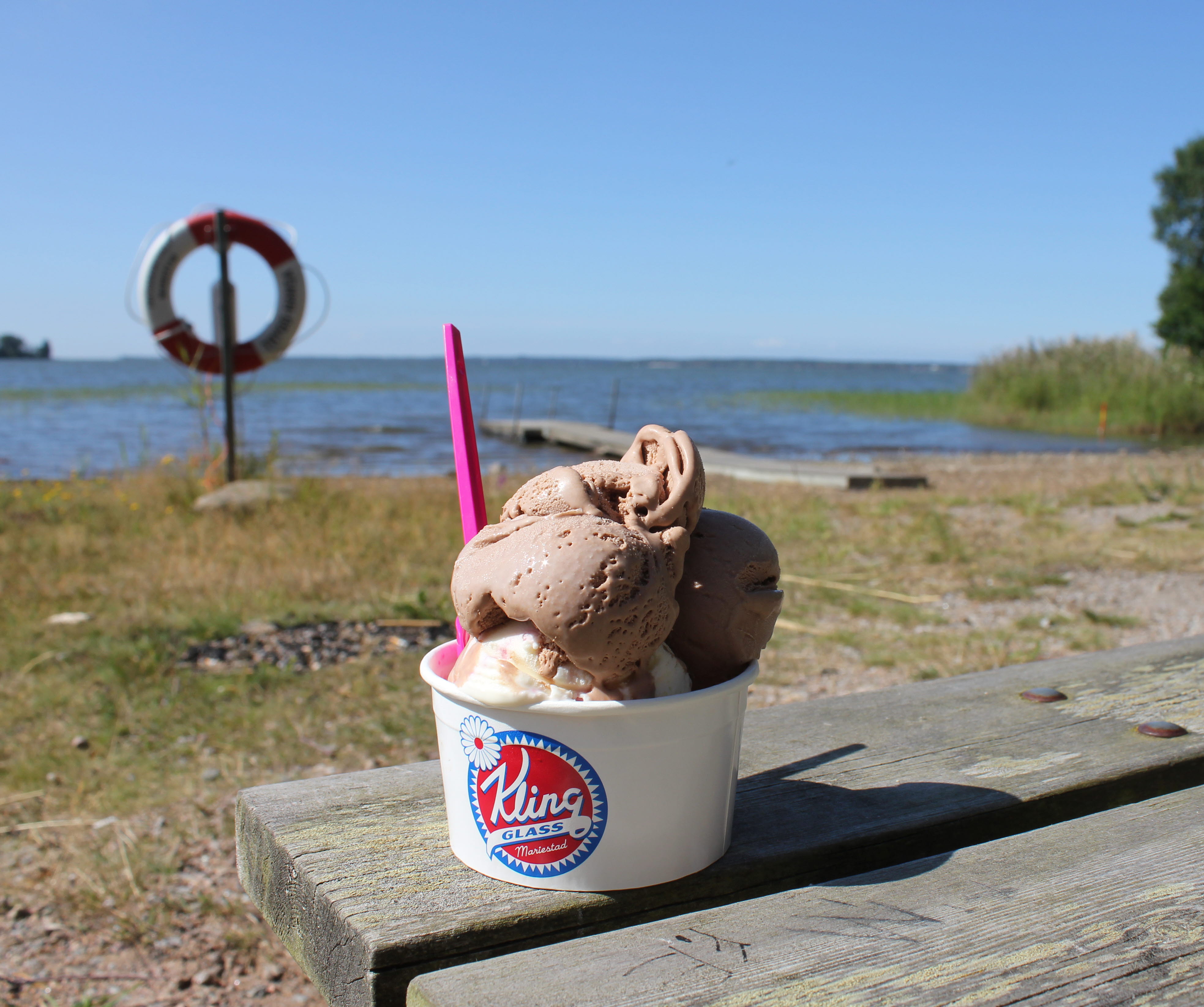 Kling glass i bägare som står på en bänk vid Bäcken. Utsikt över Vänern.