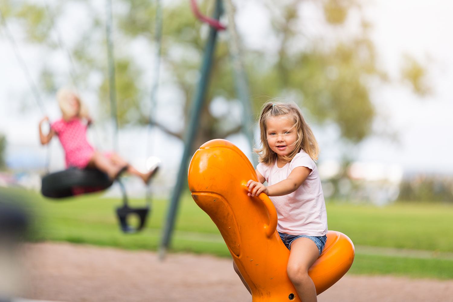 Barn leker på lekplats i Mariestads centrum.