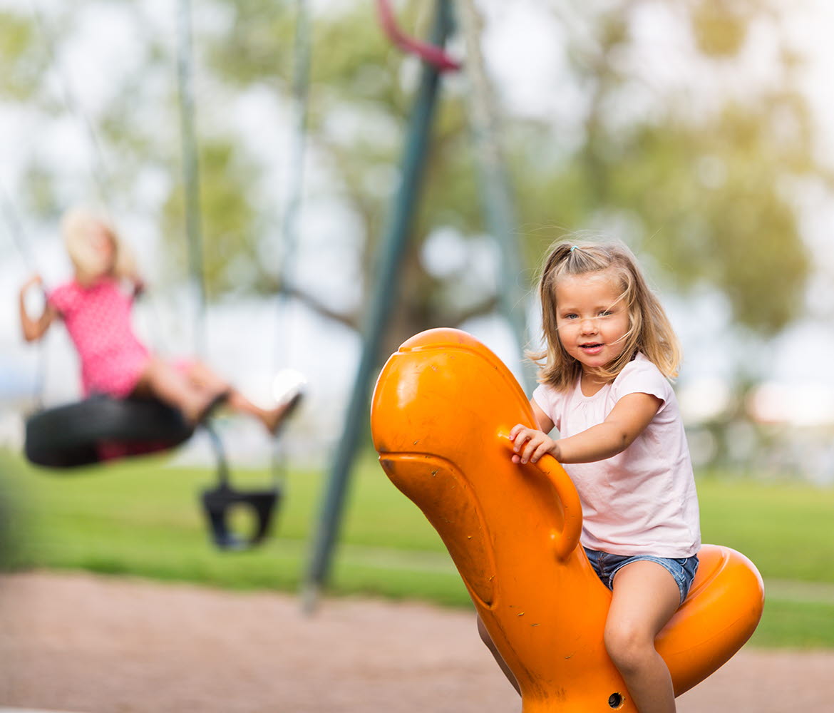 Barn leker på lekplats i Mariestads centrum.