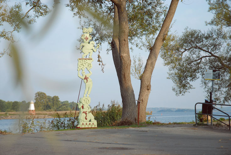 Skulptur Mariestadstotem i gästhamnen.