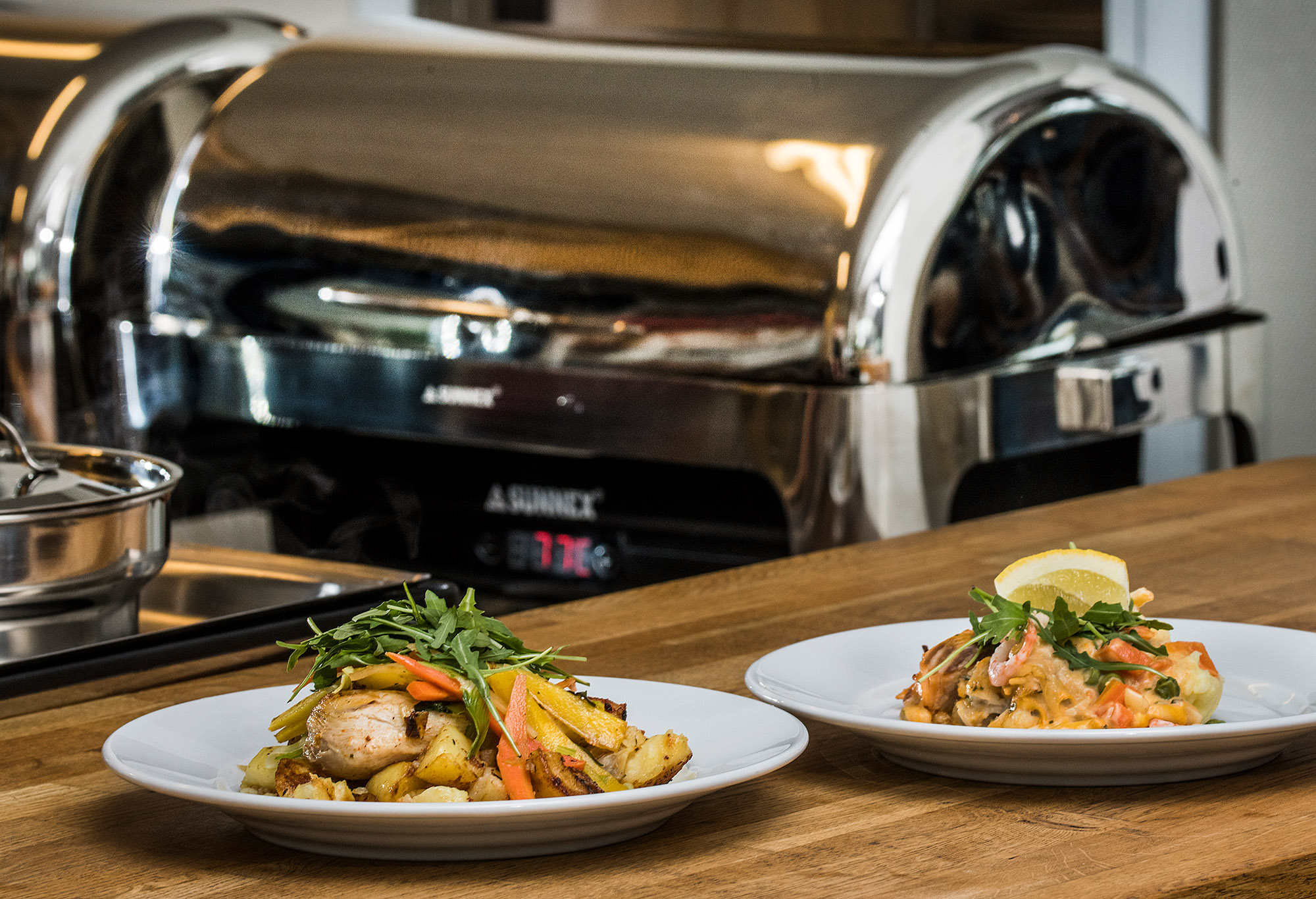 Mat serverad på två tallrikar på Mariestads golfkrog.