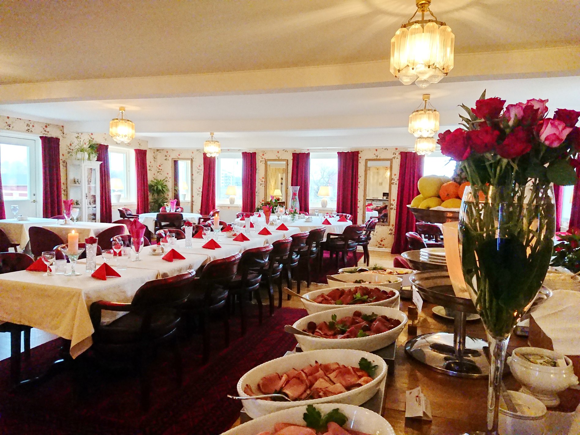 Restaurang på hotell Vänerport i Mariestad med buffé och dukade bord. 