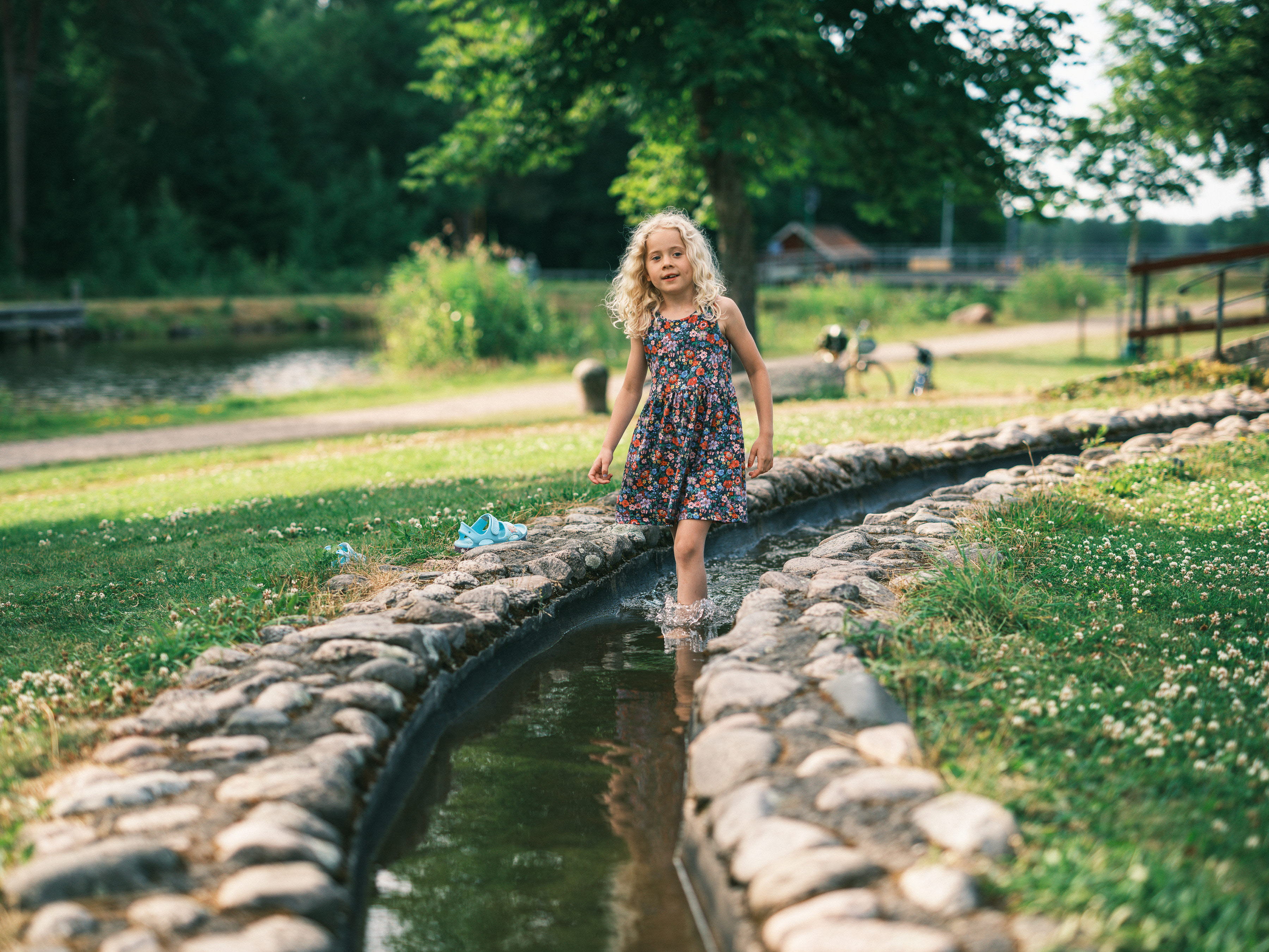 En flicka leker i minikanalen i Norrkvarn.