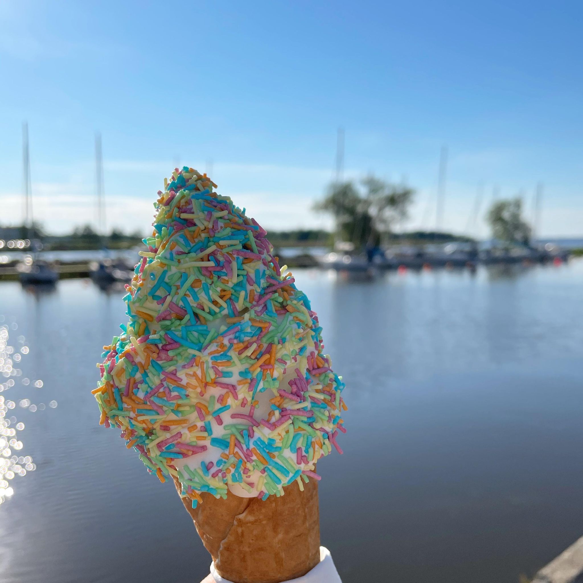 Mjukglass i våffla med strössel. I bakgrunden syns Mariestads gästhamn.