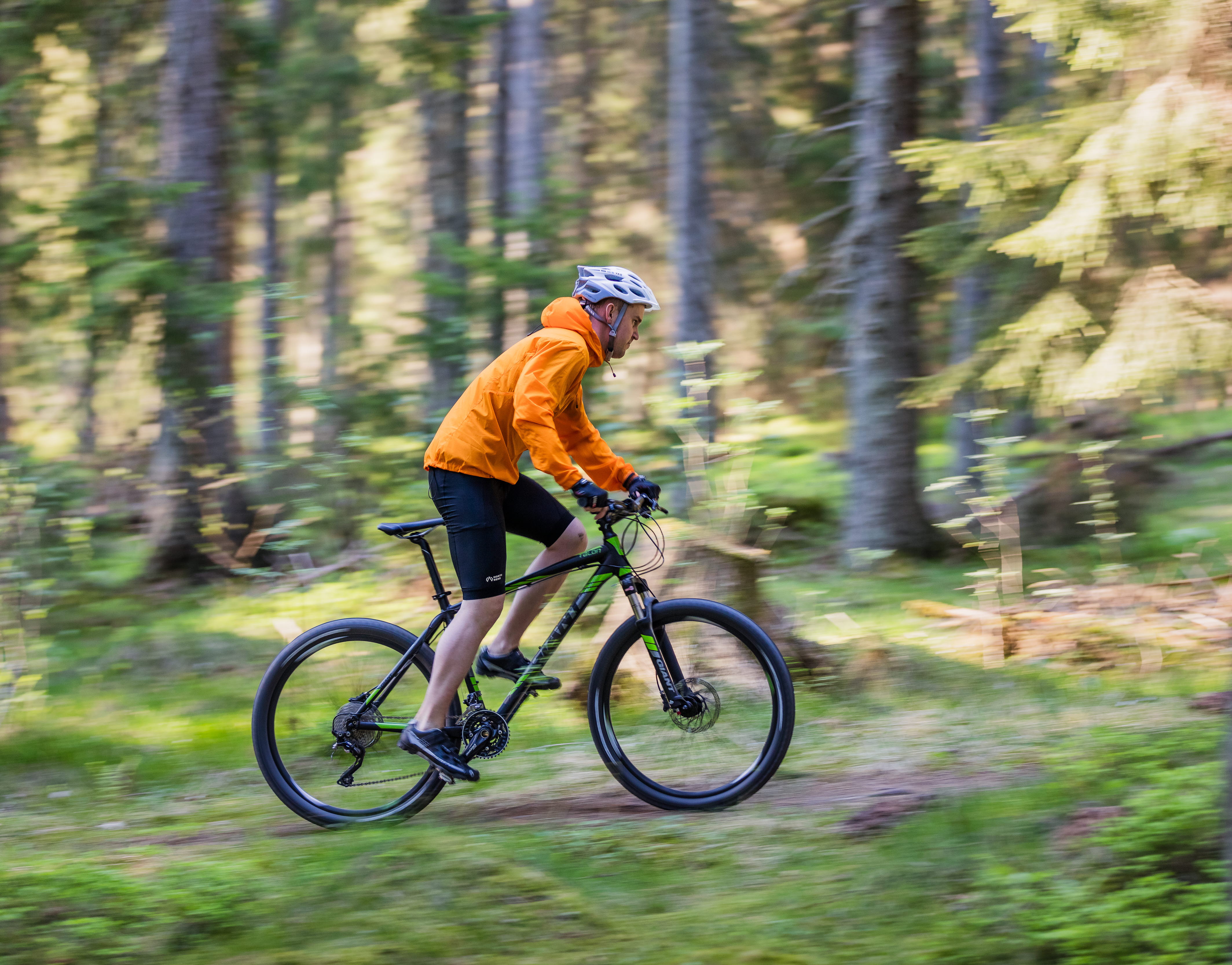 Mountainbikecyklist i skogen.