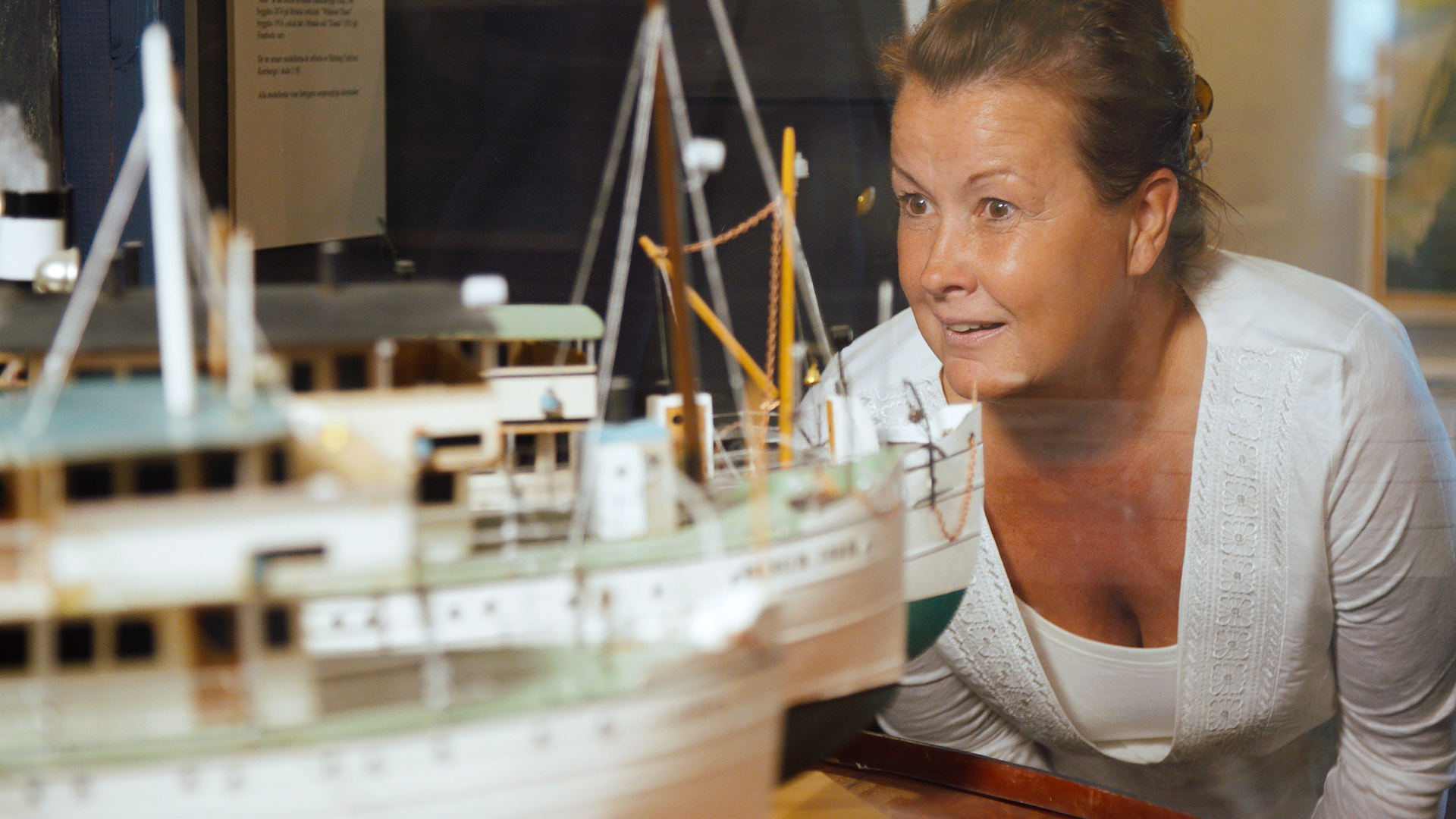 Besökare tittar på modeller av gamla båtar på Kanalmuseet i Sjötorp.