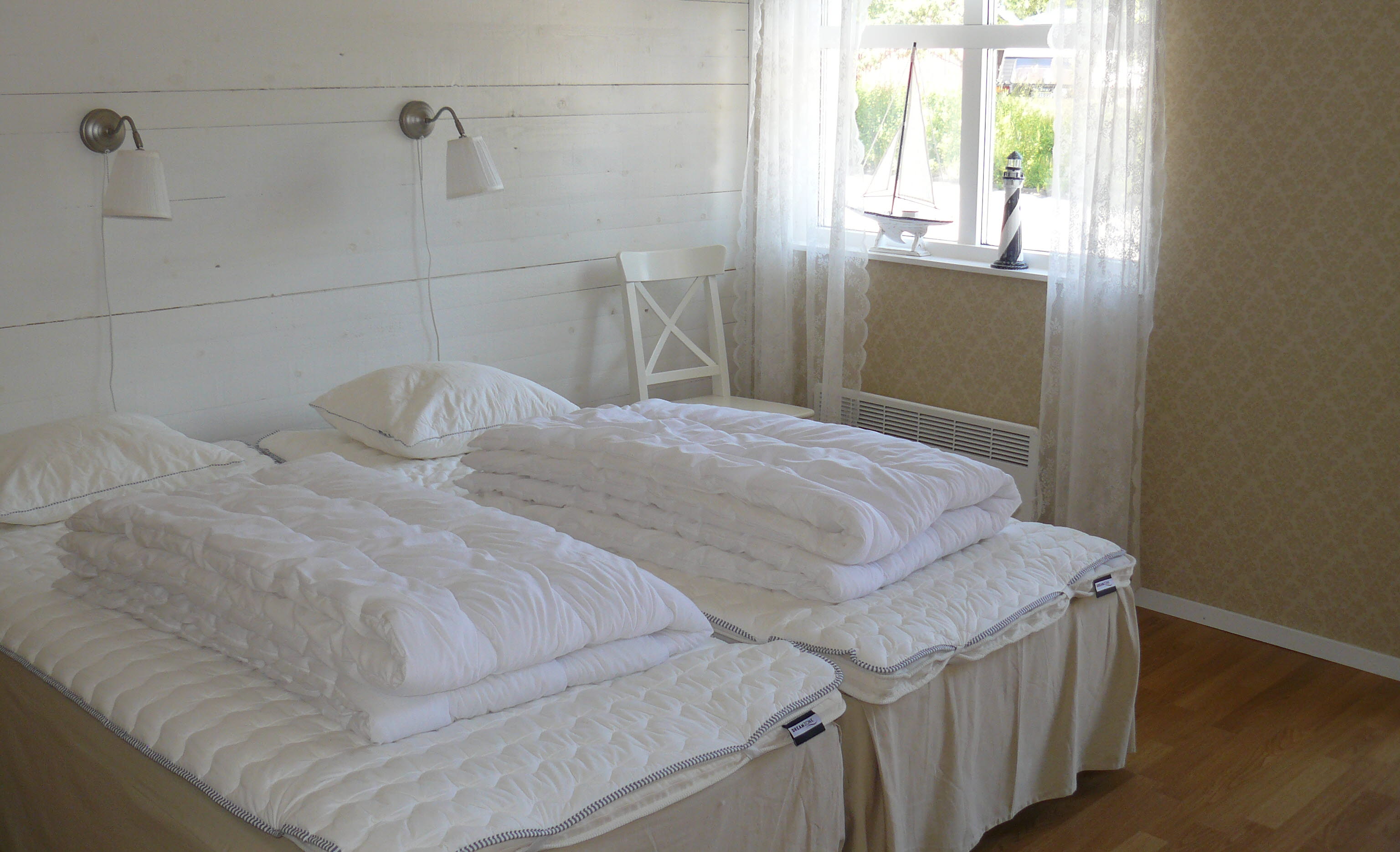 Sängar i ett av rummen på Sjötorps vandrarhem.