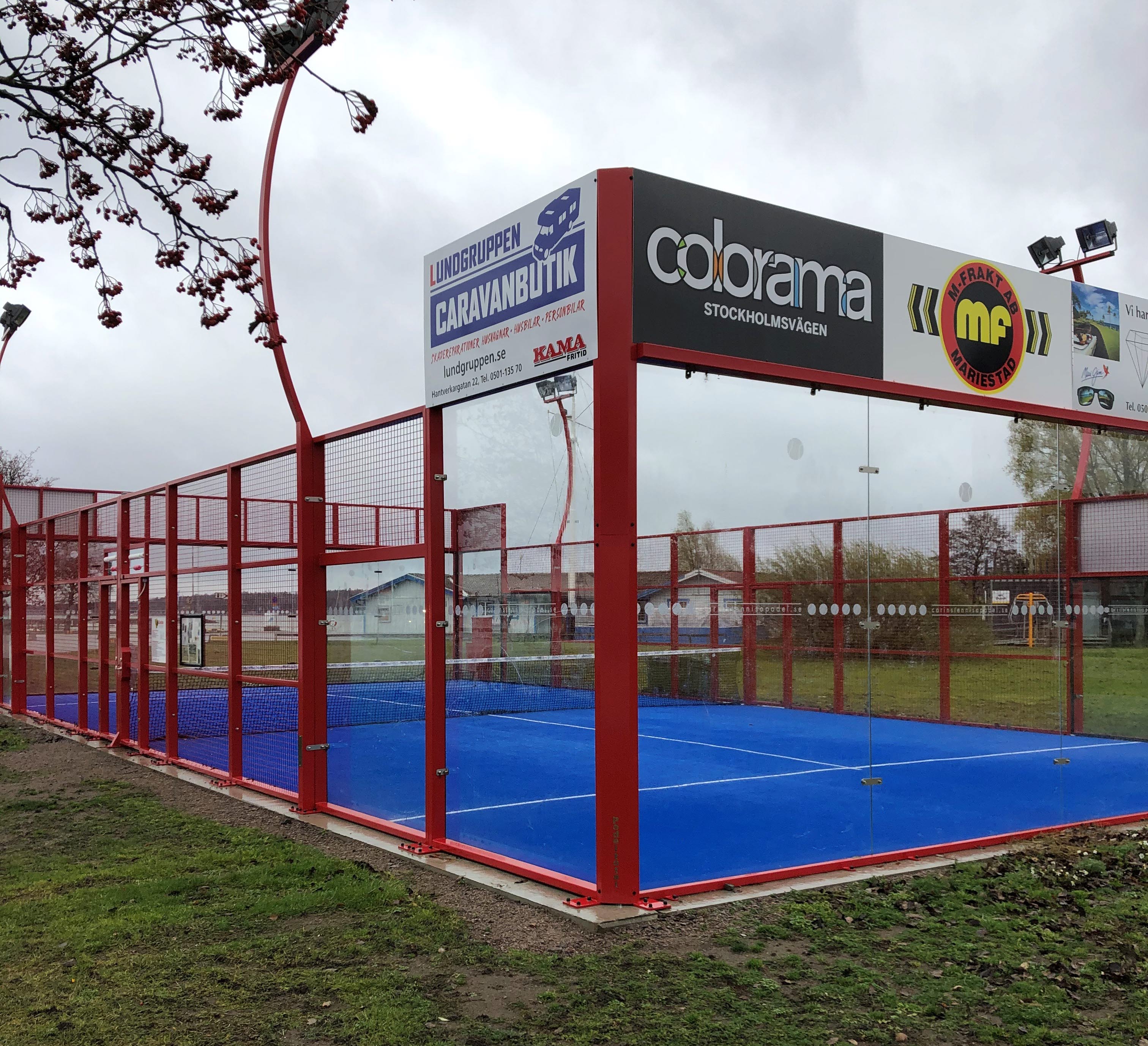 Padeltennisbanan i hamnen i Mariestad.