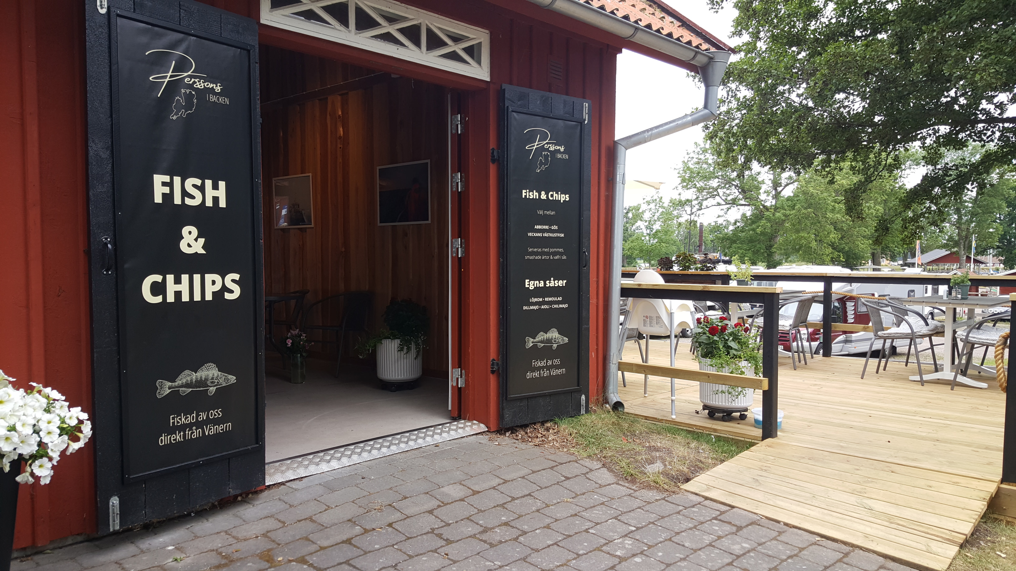 Entré och uteservering vid Perssons i backen i Sjötorp.