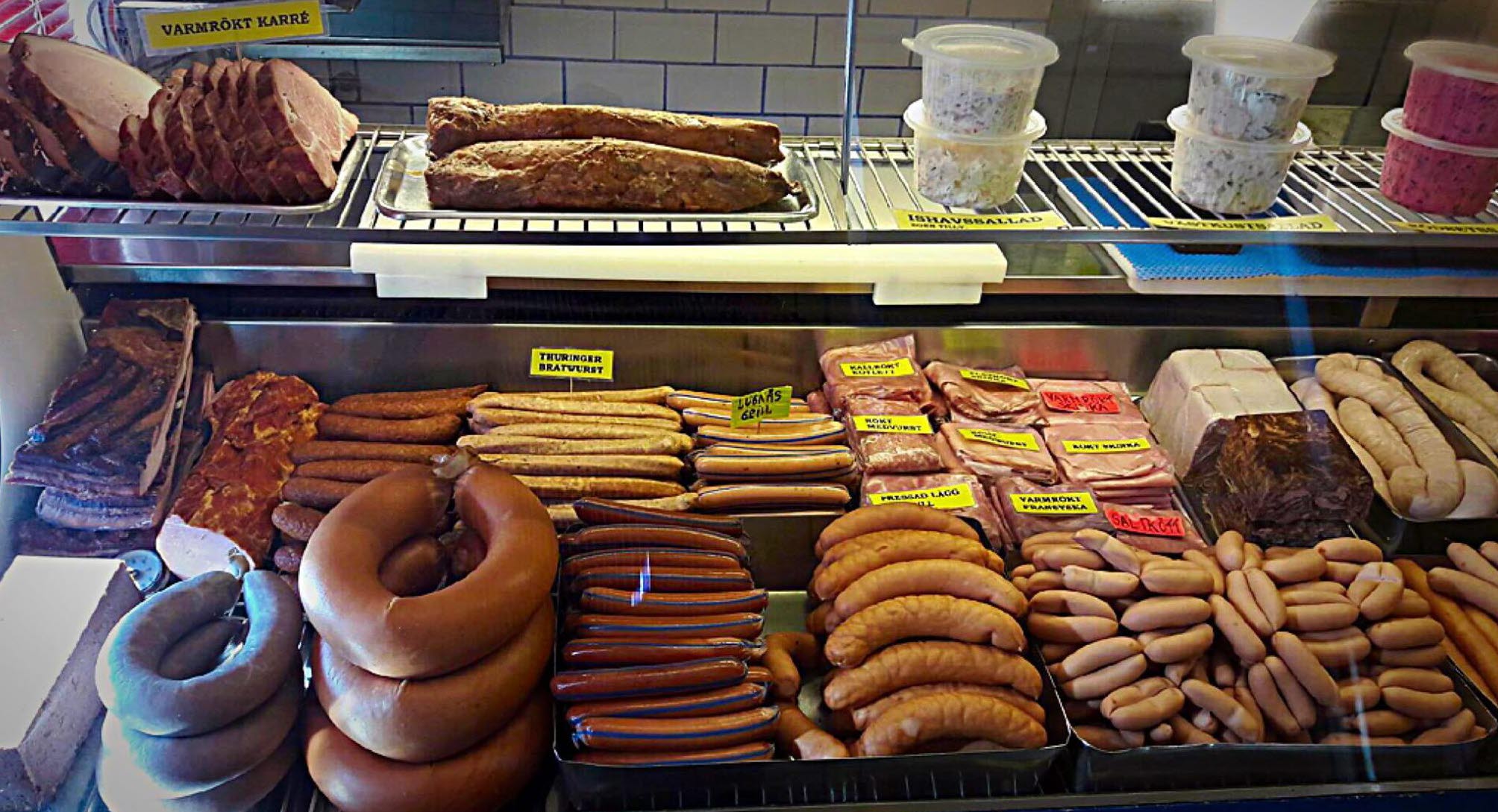 Korv och charkuterier i kyldisk.
