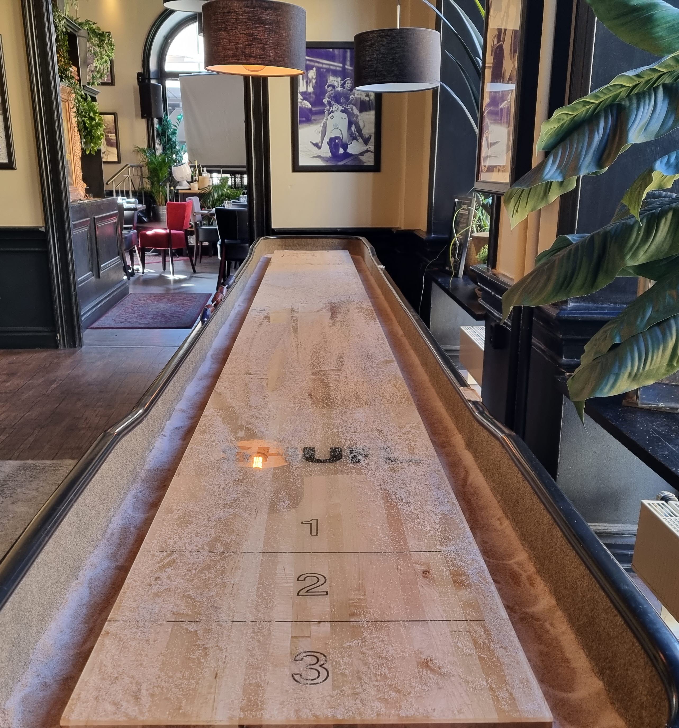 Shuffelboard på restaurang. 
