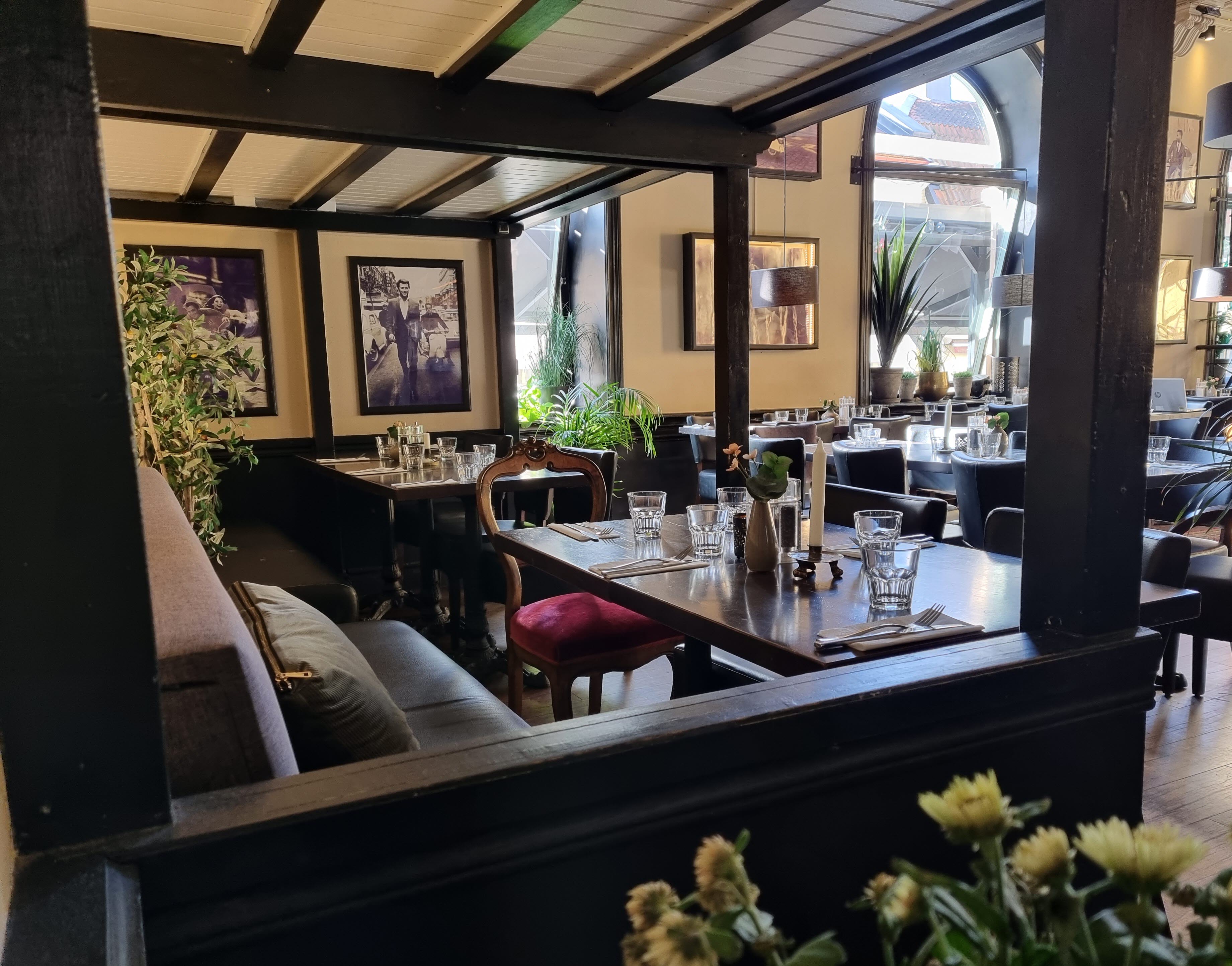 Bord och sittplatser på restaurang. 