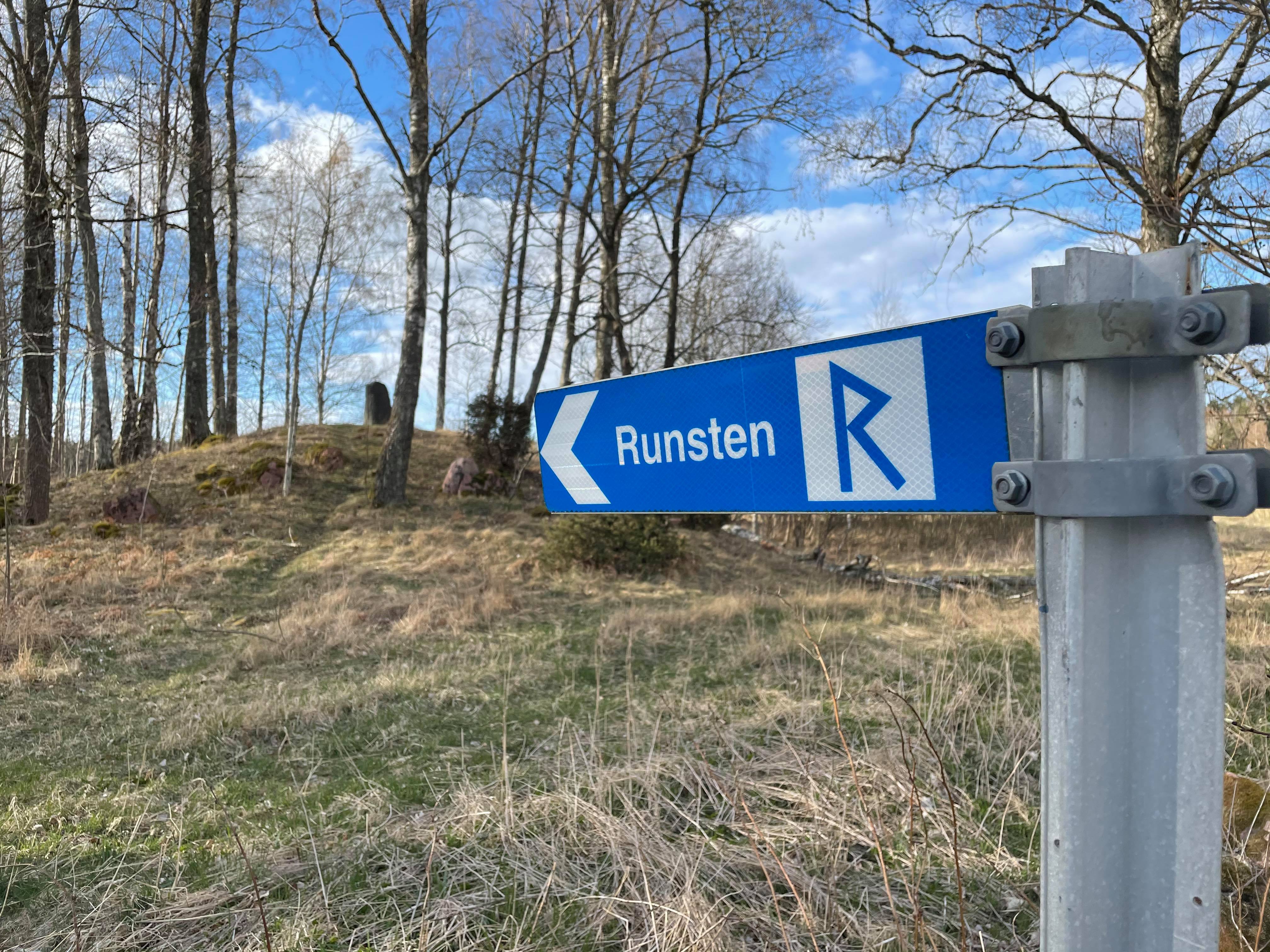 Skylt med texten "Runsten"