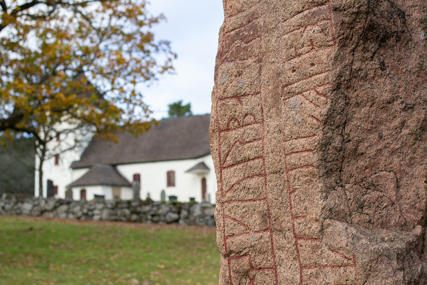 Runsten vid Leksbergs kyrka, Mariestad. 