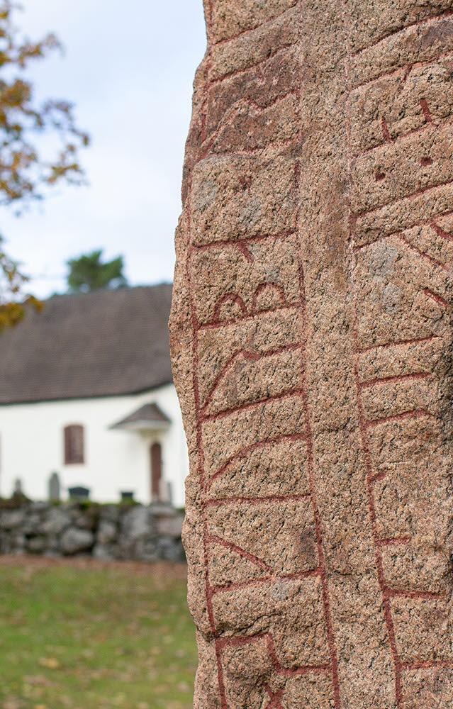 Runsten vid Leksbergs kyrka, Mariestad. 