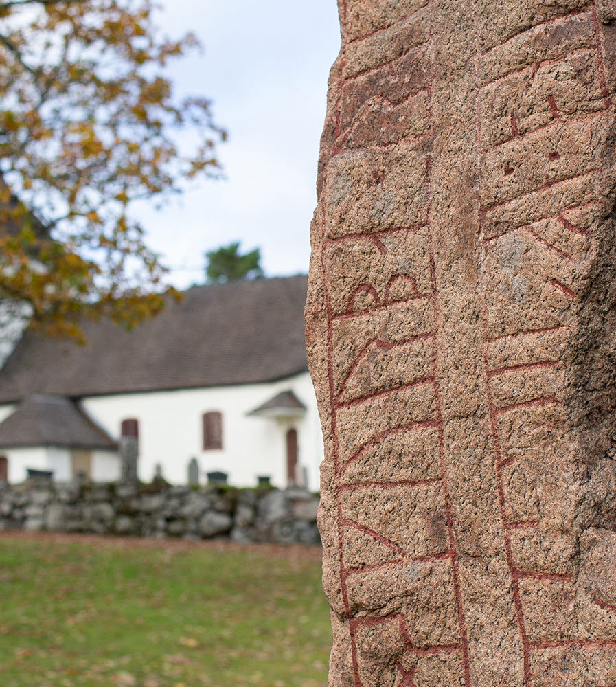 Runsten vid Leksbergs kyrka, Mariestad. 