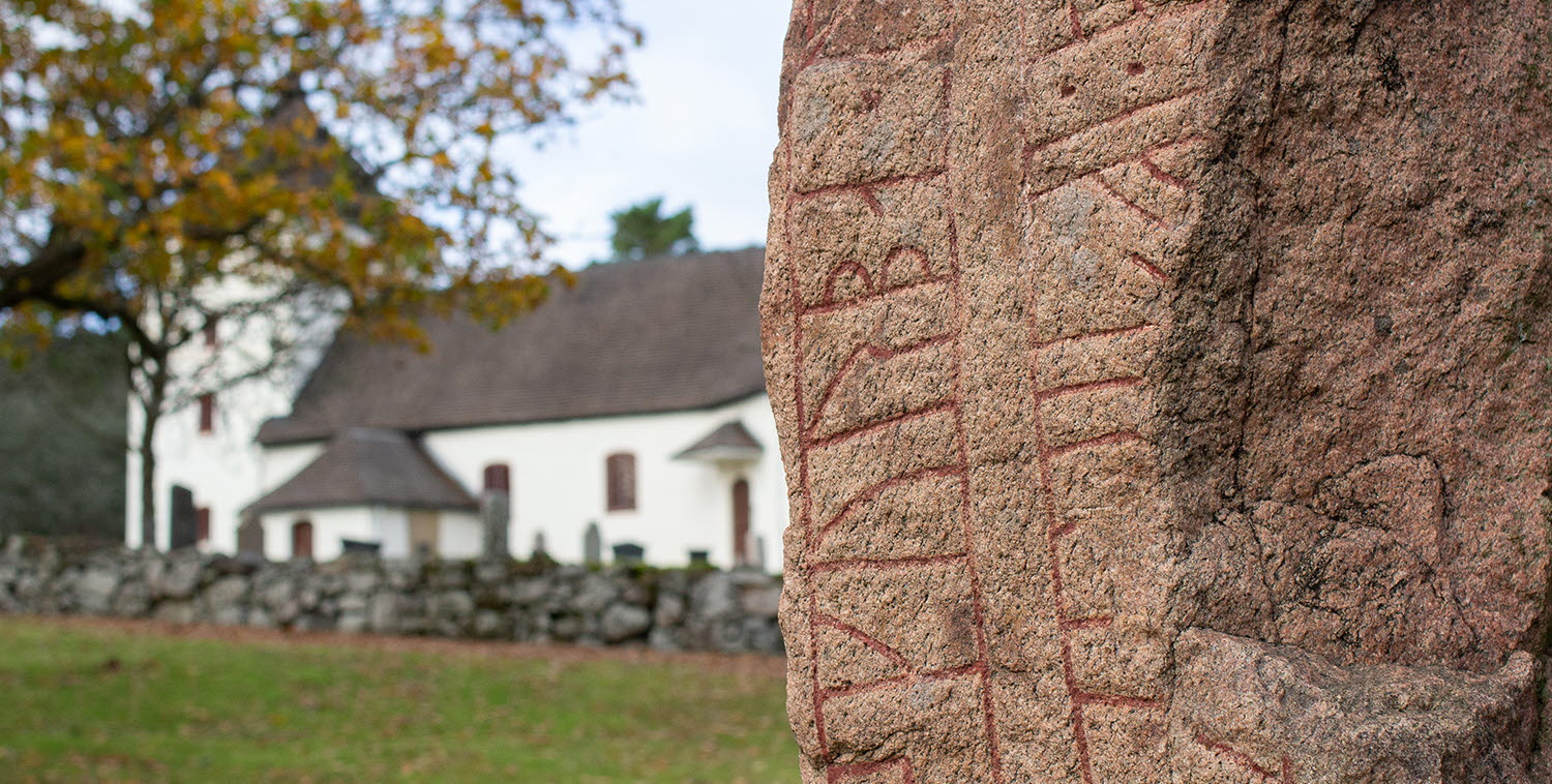 Runsten vid Leksbergs kyrka, Mariestad. 