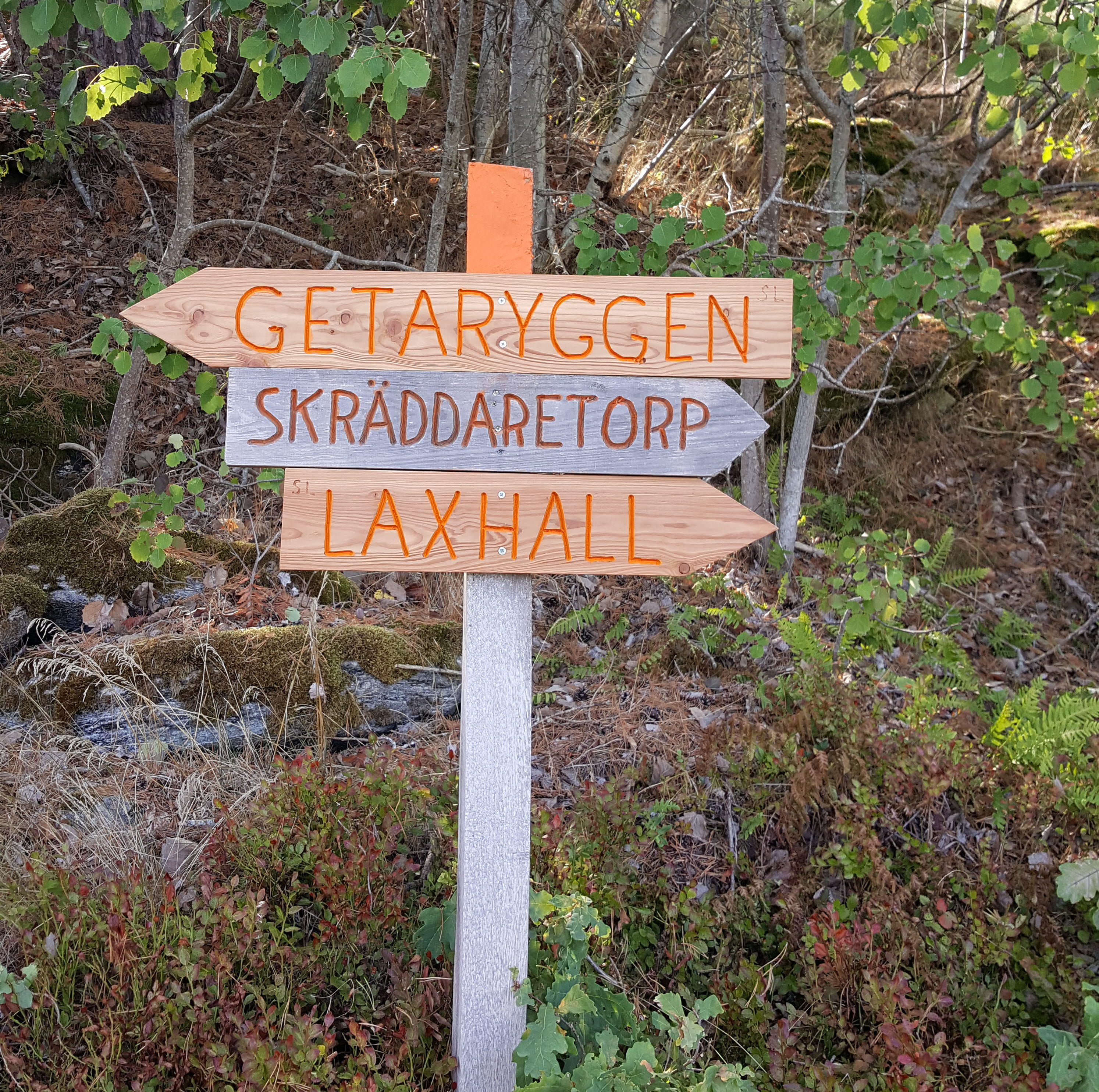 Skylt för vandringsled Laxhall-Sandbäcken på Torsö.