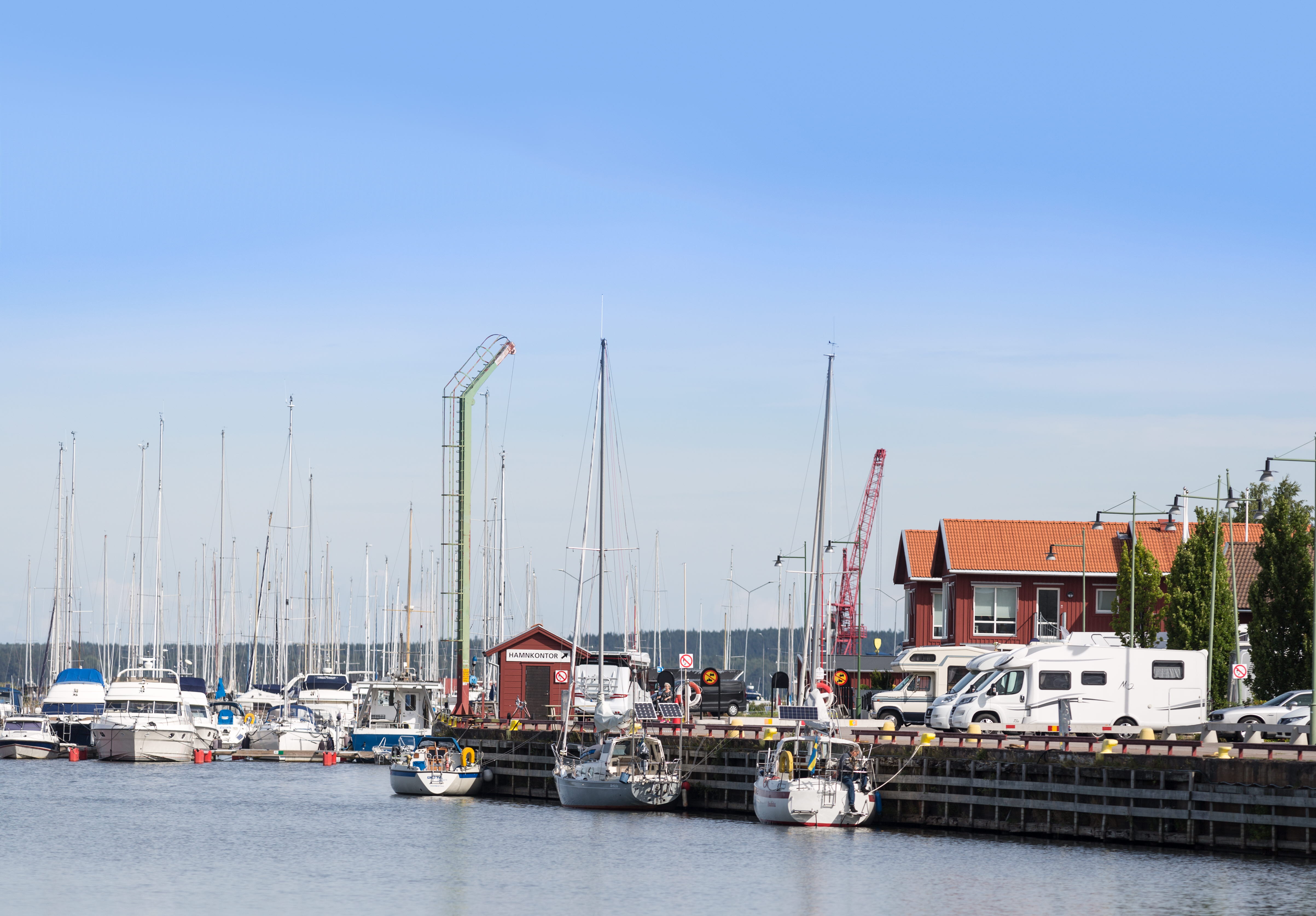 Båtar i gästhamnen och husbilar på ställplatsen i Mariestad.