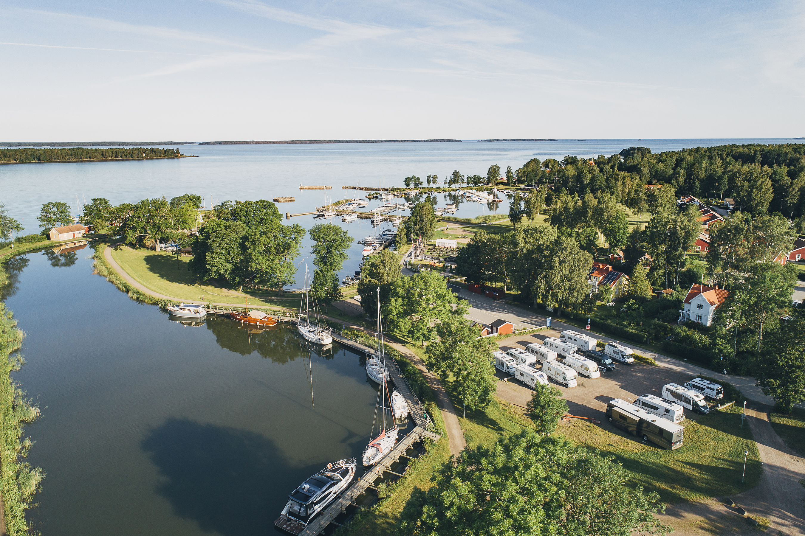 Flygbild med utsikt över Vänern, Göta kanals inlopp med gästhamn och ställplats i Sjötorp.