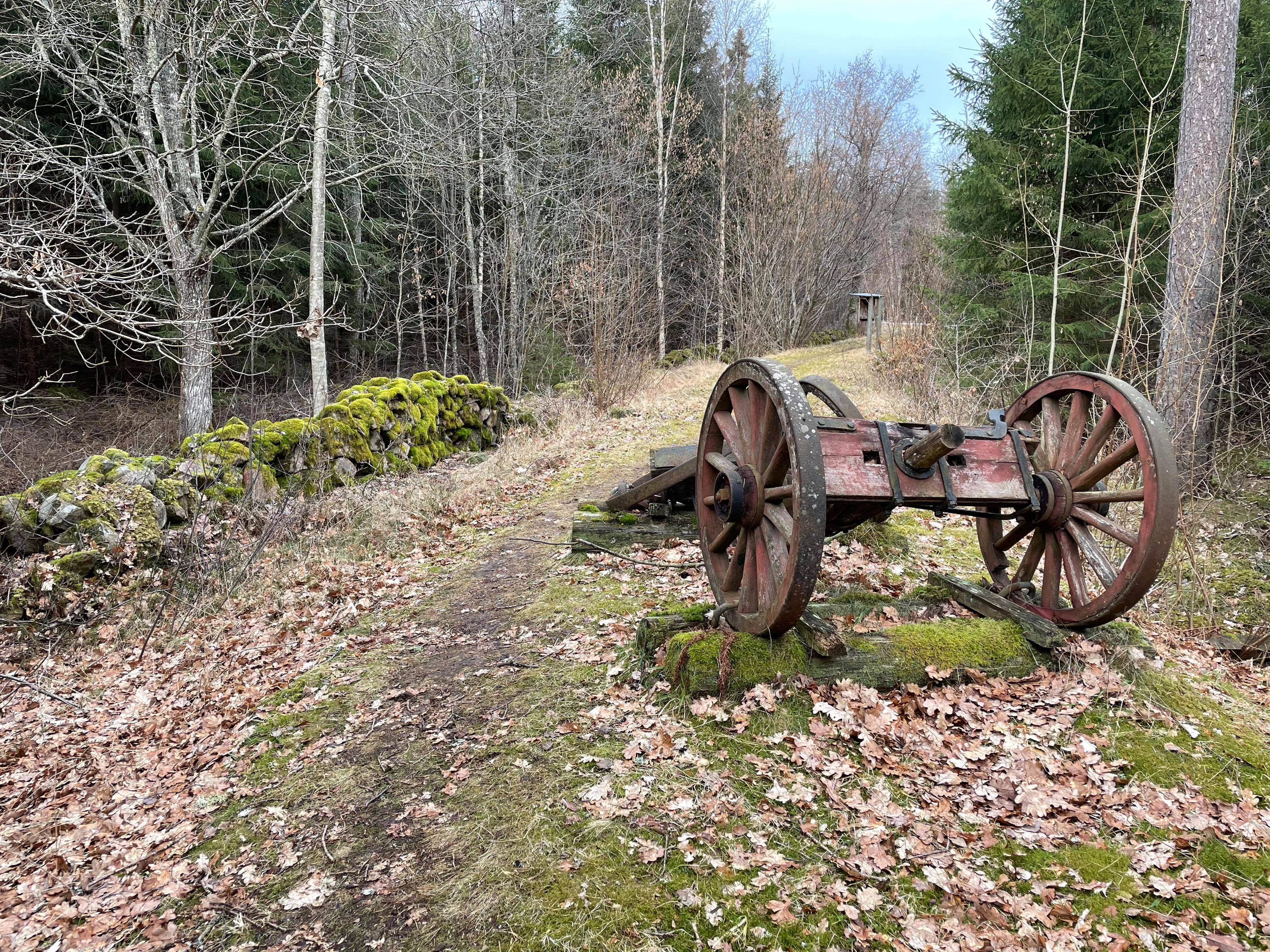 En gammal kvarlämnad vagn längs Stenhuggarstigen på Lugnåsberget. 
