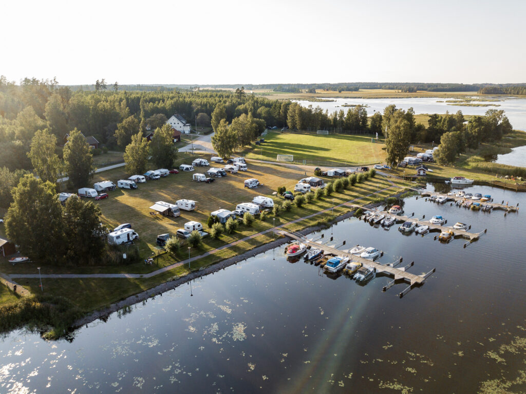 Flygbild över Torsö camping vid Vänern.