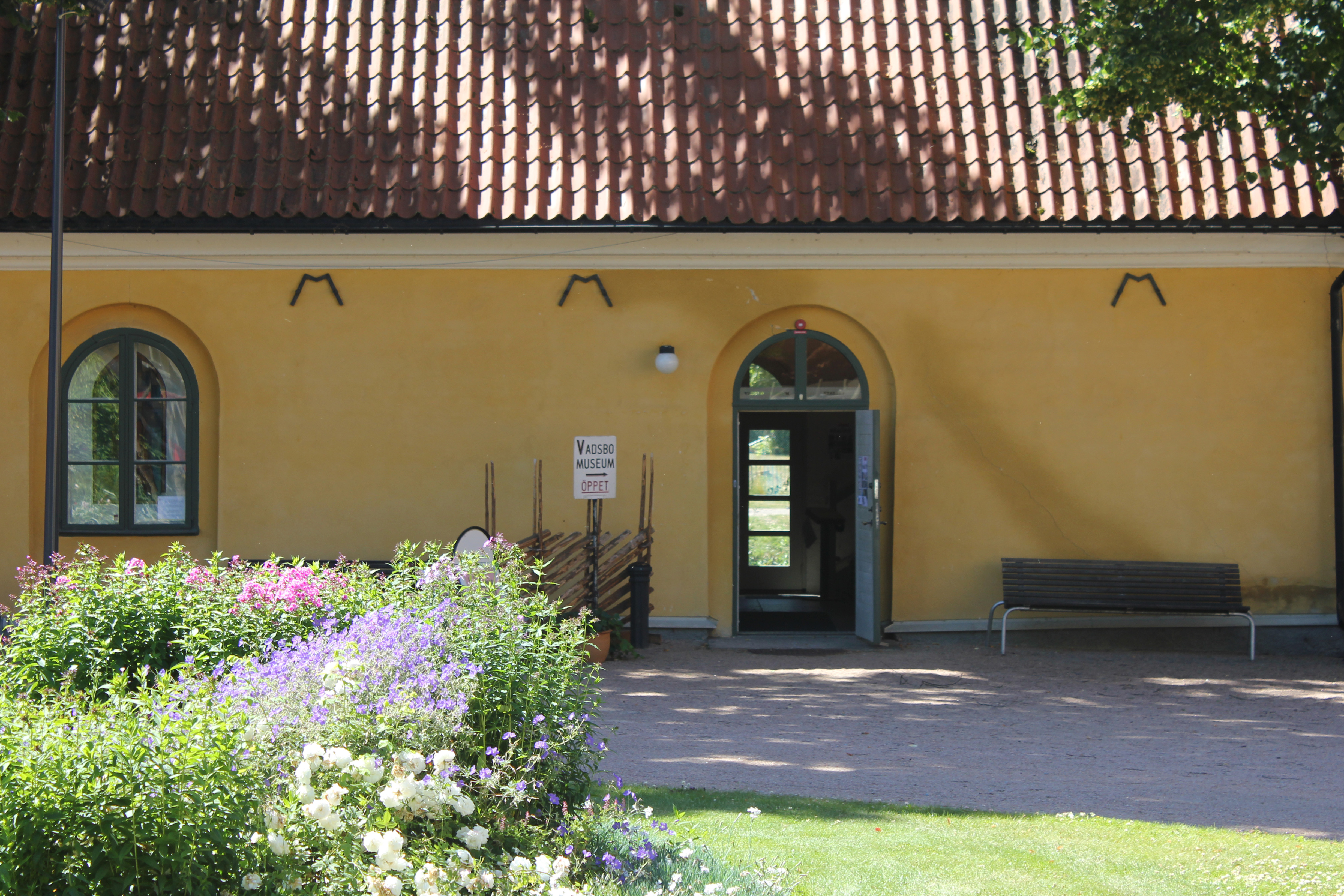 Entré till Vadsbo museum i Mariestad.