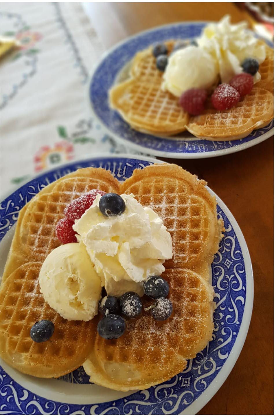 Våffla med glass och bär.