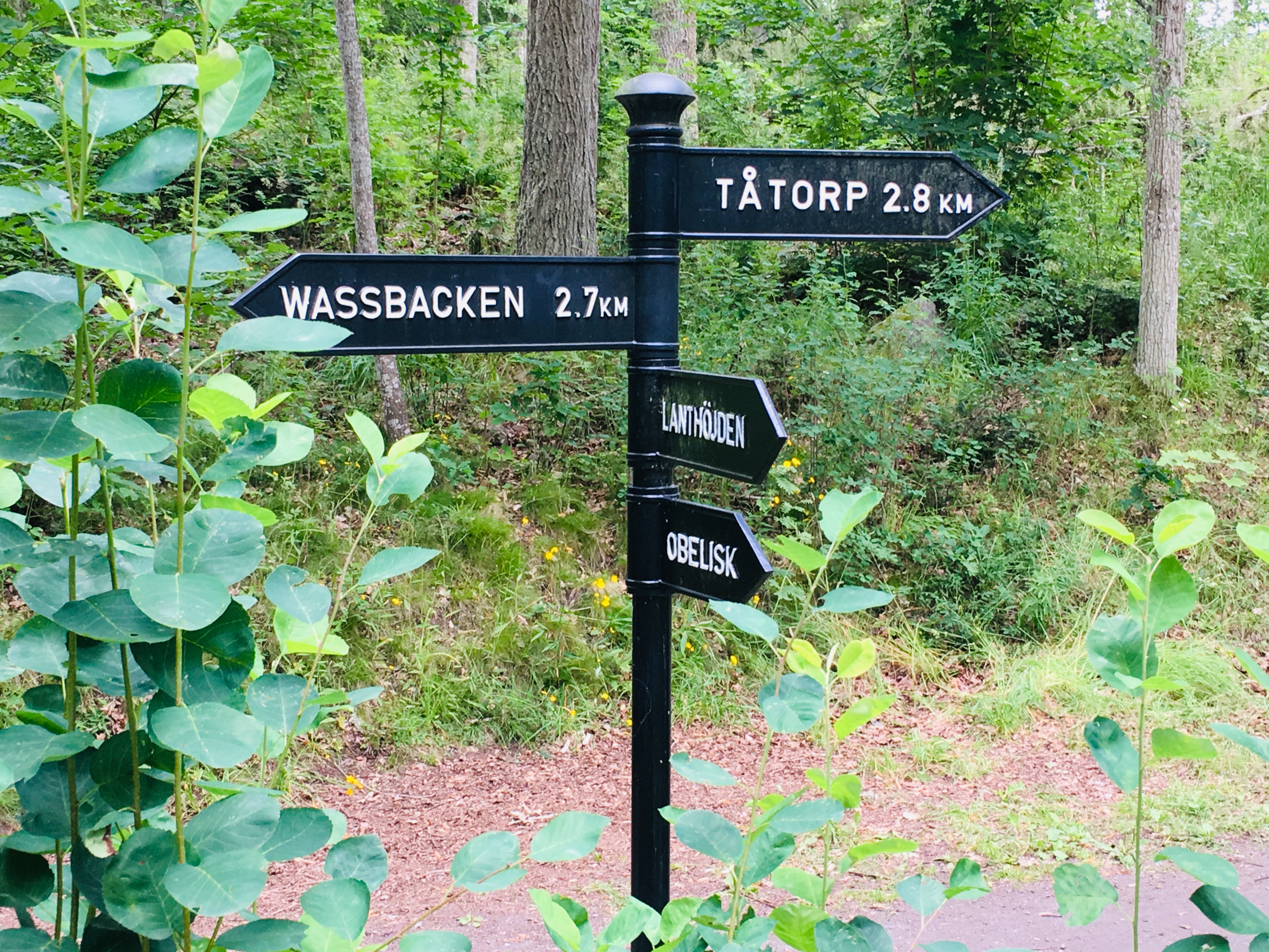 Vägvisningsskylt som visar avstånd vid Göta kanal.